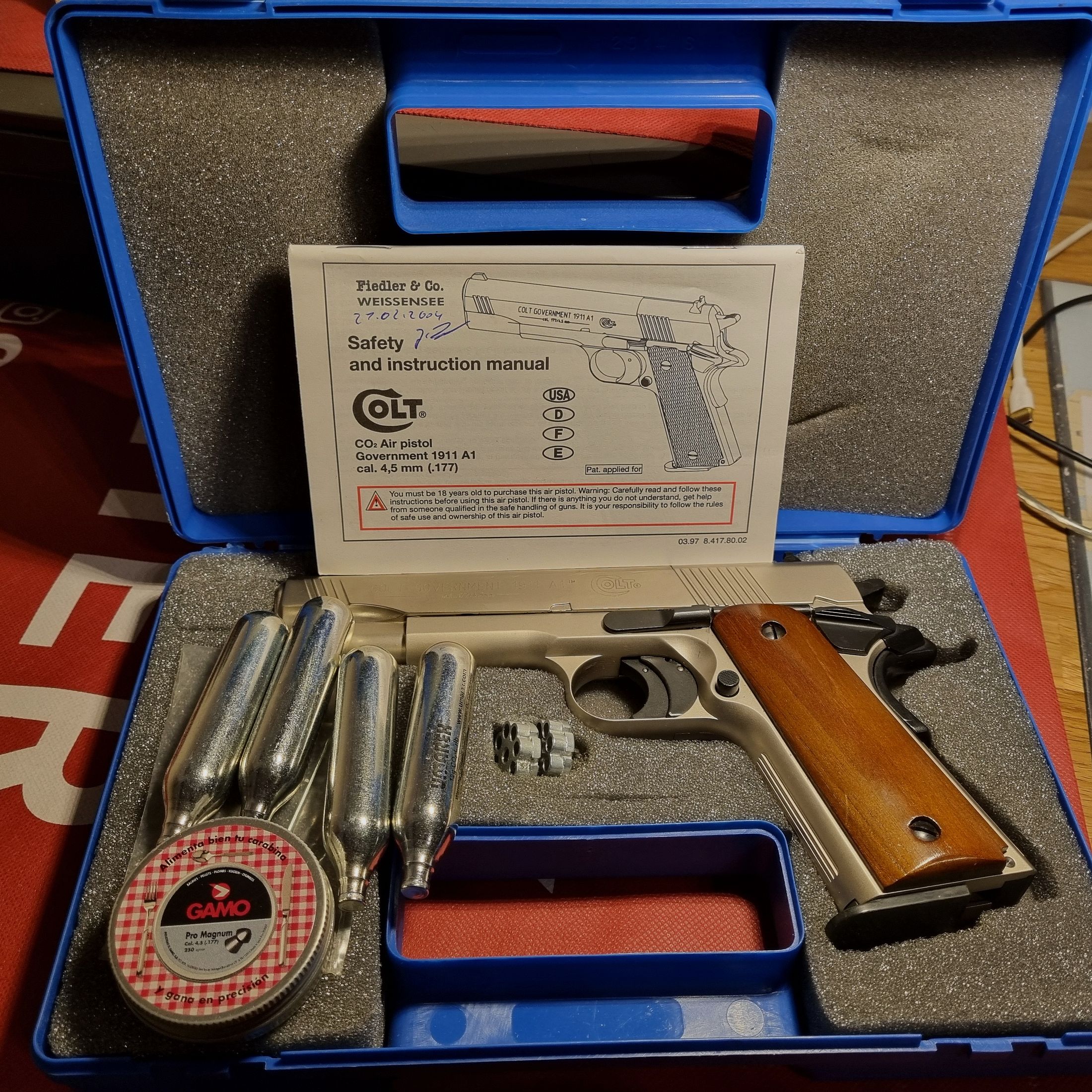 Government 1911 A1, Co2 Diabolos 4,5 mm, seitl. verstellb. Kimme mit Schlüssel, nickel, Holzgriffschalen, 6 zoll