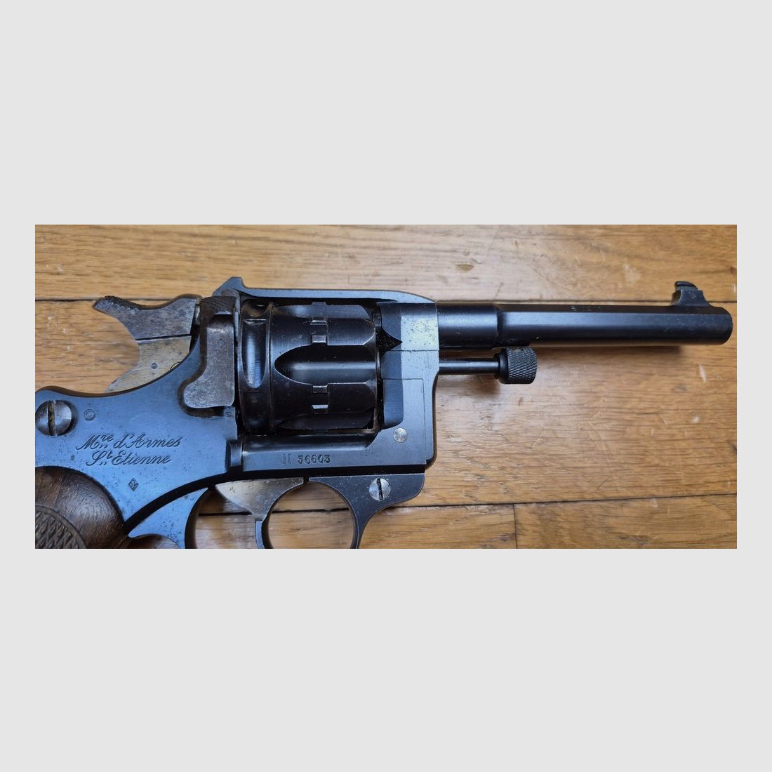 Mooie dienstrevolver model 1892 – Gewoon maar mythisch – Hoogtepunt van de dienstrevolver Made in France – Kaliber 8mm92 – Mono-nummer – Wapen uit 1910 – Mooie mechaniek – Mooie loop – Holster model 1915 uit de Grote Oorlog – TBE +, afbeelding 7 van 31