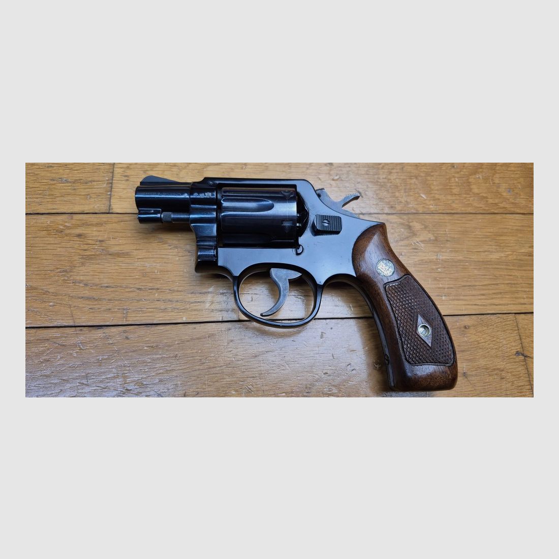 Peu courant et très beau Revolver Smith&Wesson Mod 12-1 – Rare version Air Weight du Military and Police de 1905 – Alliage spécial en carcasse et barillet acier – 6 coups (et pas 5 !) en calibre 38 SP – Canon 2 pouces neuf – Arme bluffante de …. 520 grammes en carcasse KA ! – Le grand frères du Smith 37- Belles construction Smith des grandes années – Arme de 1962 – A l&rsquo;état de neuf ! – TBE+/TBE++, image 17 sur 23