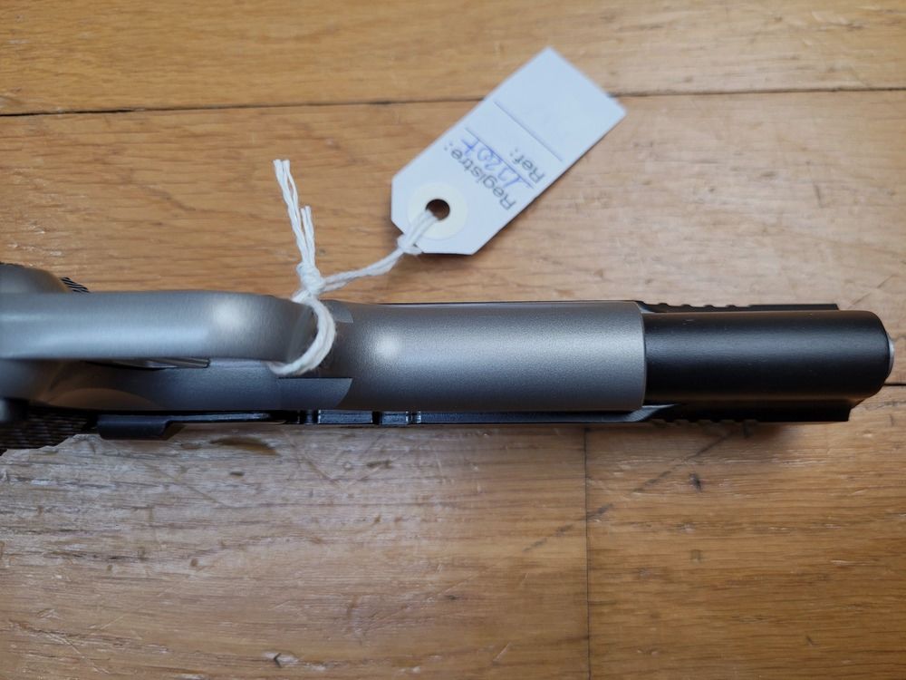 Magnifico Pistol Kimber Team Match II – Fusto Inox dual tone – Cal. 9×19 – Modello della squadra americana di IPSC – Impugnature VZ in G10 + origini – Cane e grilletto alleggeriti – Serrature anteriori e posteriori – Asta guida lunga – Mirino regolabile – Scatola con tutti gli accessori e documenti – Condizioni come nuovo!, immagine 12 di 24