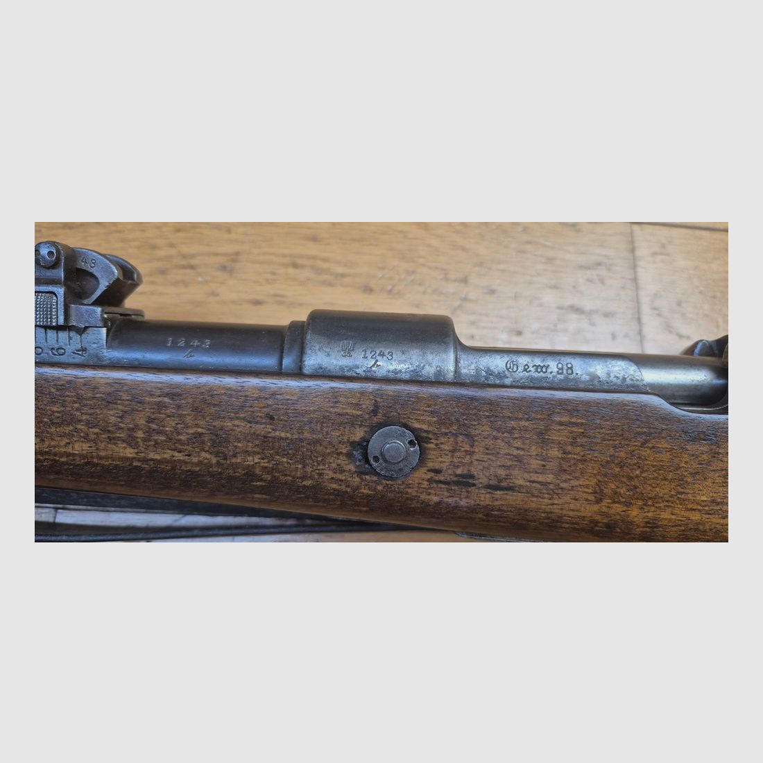 Sehr schönes Gewehr G98 – Gewehr 1898 – Arsenal Spandau 1907 – Originalkaliber 8x57IS – Vollständig monomatrikuliert außer der konformen Reinigungsstange – Guter bis sehr guter Lauf – Original braune Lederriemen – Exzellente Sammlerwaffe – BE/TBE, Bild 33 von 36