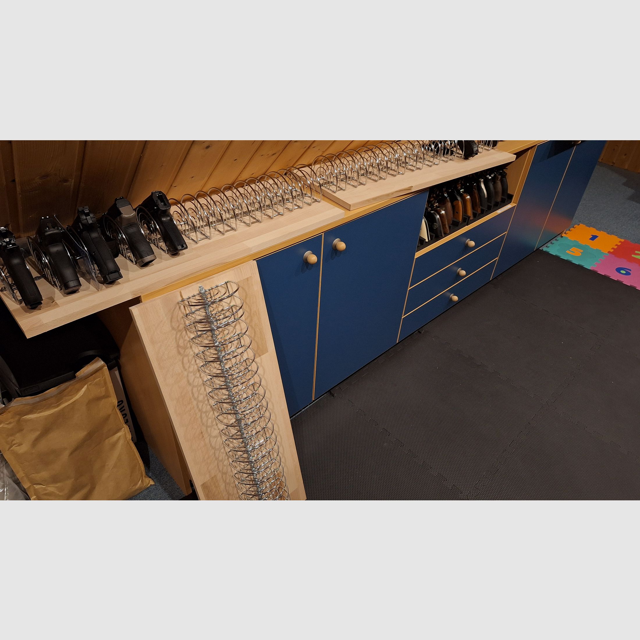 Pistolenrek/steun/stand/rek voor maximaal 11 pistolen