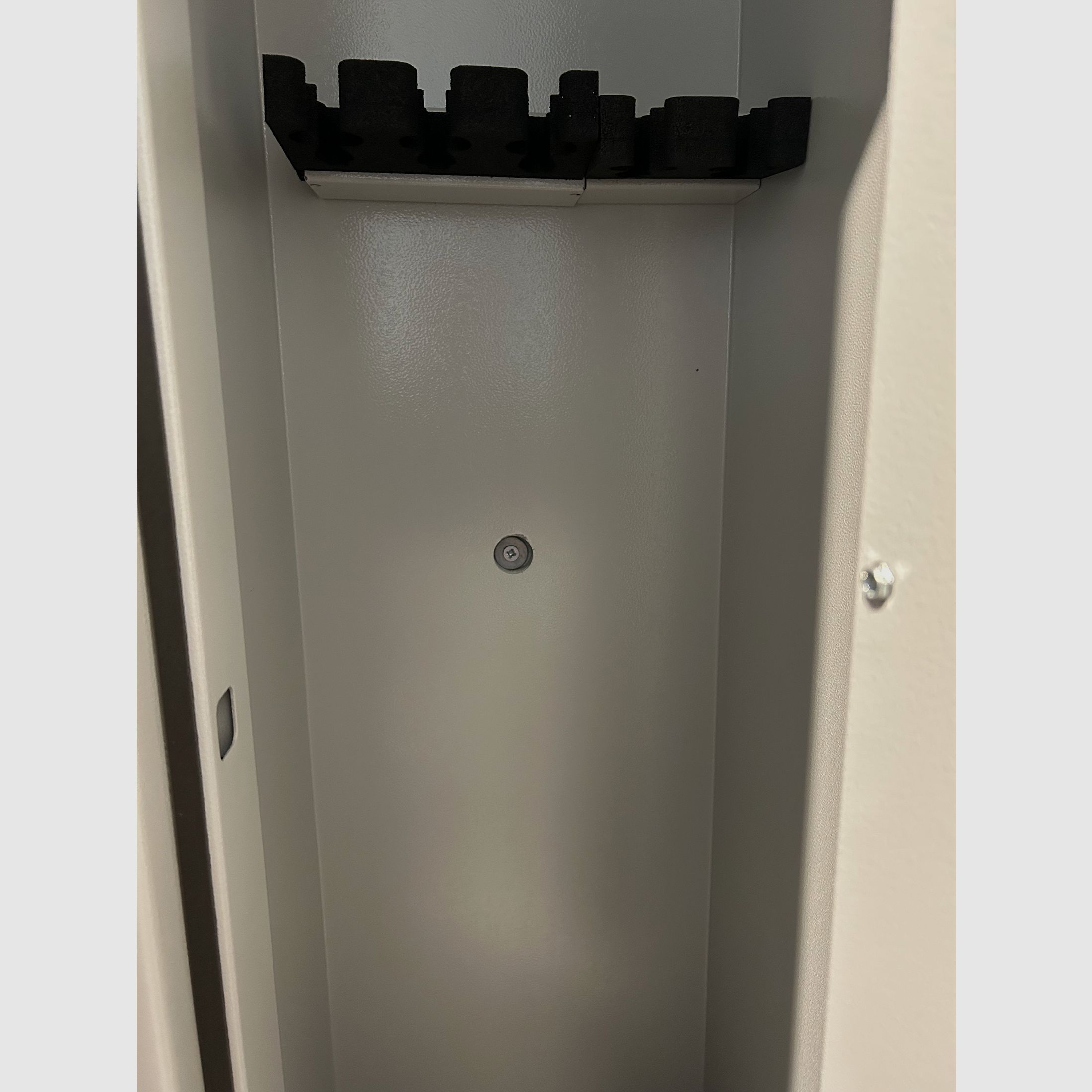 ISS Stahlschrank Luzern N/0 für 5 Langwaffen, Elektronikschloss STELLAR, Bohrungen auf der Rückwand und Boden