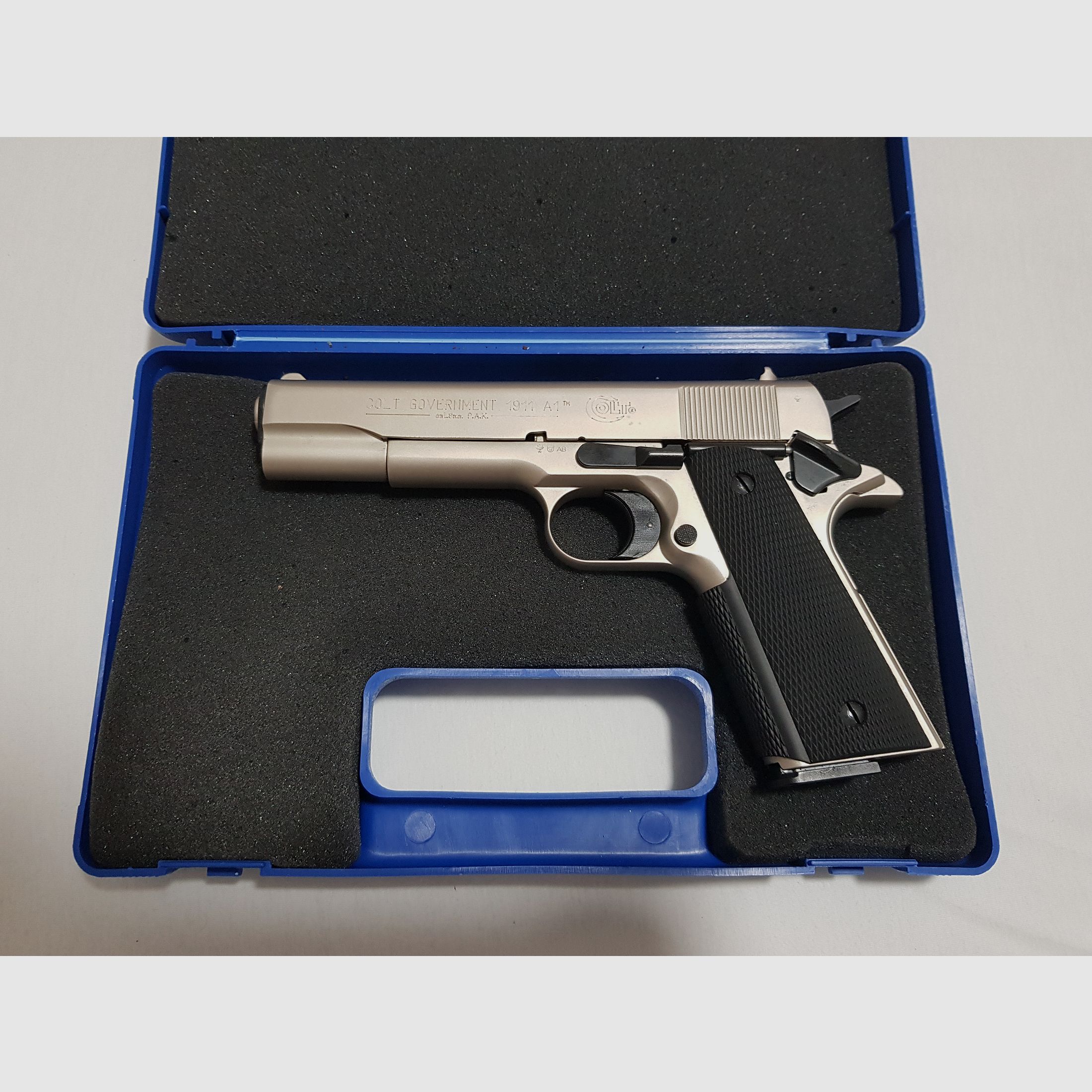 Original Colt Government 1911 A1 Schreckschuss Pistole 9mm PAK vernickelt Org. Koffer 317.02.33 Kontakt: yardsalez@proton.me