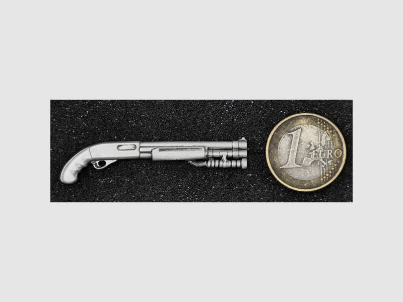 Taktische Schrotflinte mit Pistolengriff als Metall-Anstecker