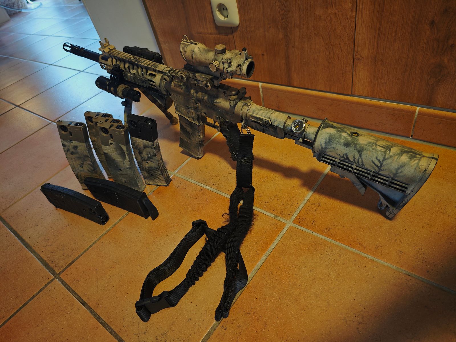 Tippmann TMC Camo z 8 magazynami i akcesoriami