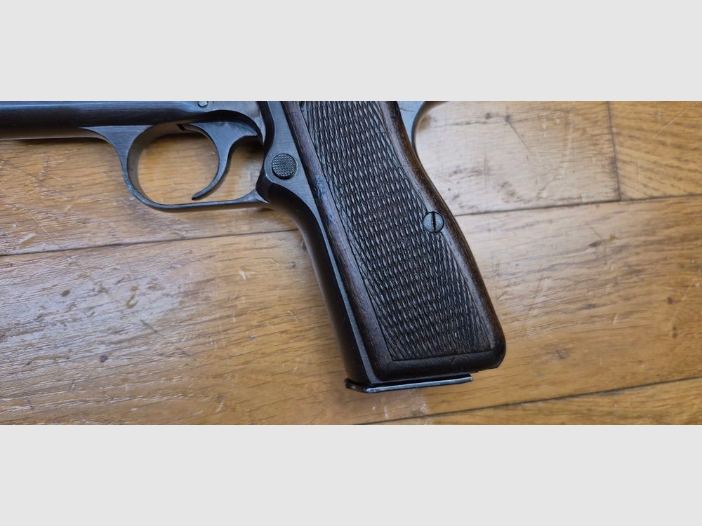 Beautiful Browning GP 35 or P640(b) / P35(b) – 9 para – Latest production from the summer of 1944 – Fixed sight – Magazine of the same production – Frost and Jahnel holster from Breslau from 1941 and 2nd modern magazine – Good barrel, beautiful markings and impeccable mechanics – Very nice example in TBE / TBE+, image 3 of 28