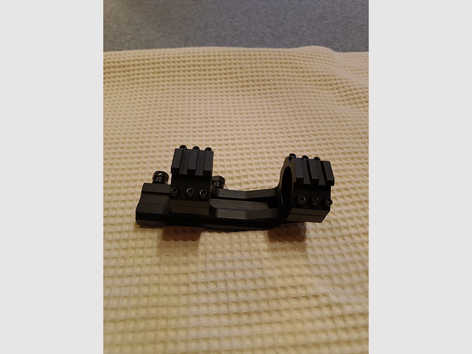 Burris P.E.P.R. scope mount with Picatinny rings. For a tube diameter of 30mm. Light signs of use.