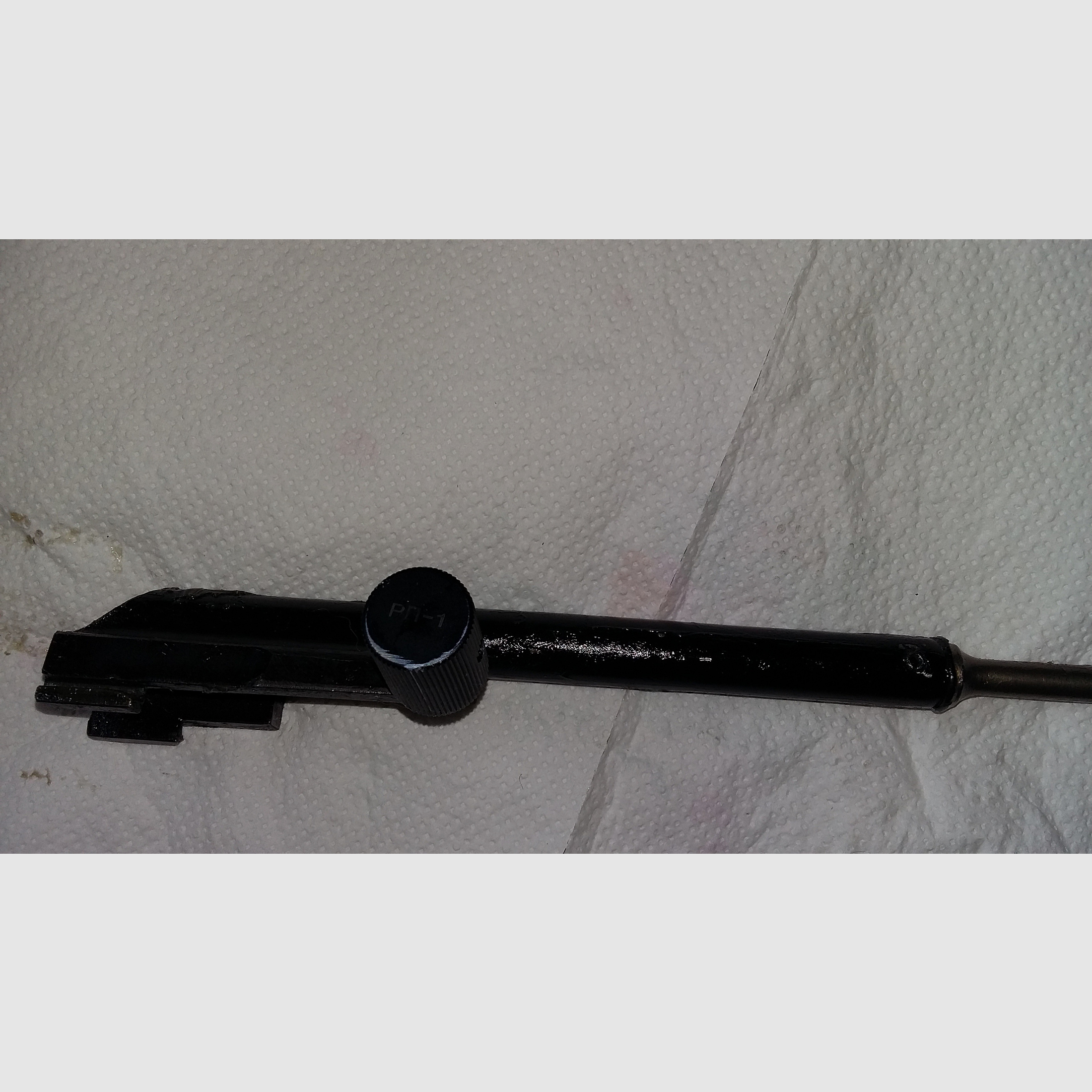 Modifizierter Original Izhmash Yunker 3 AK74 Deko Verschlussträger/Boltcarrier mit echtem Gaskolben und einem Zenitco style extended charginghandle. TAGS: AK47, AKM, Kalasch, Russland