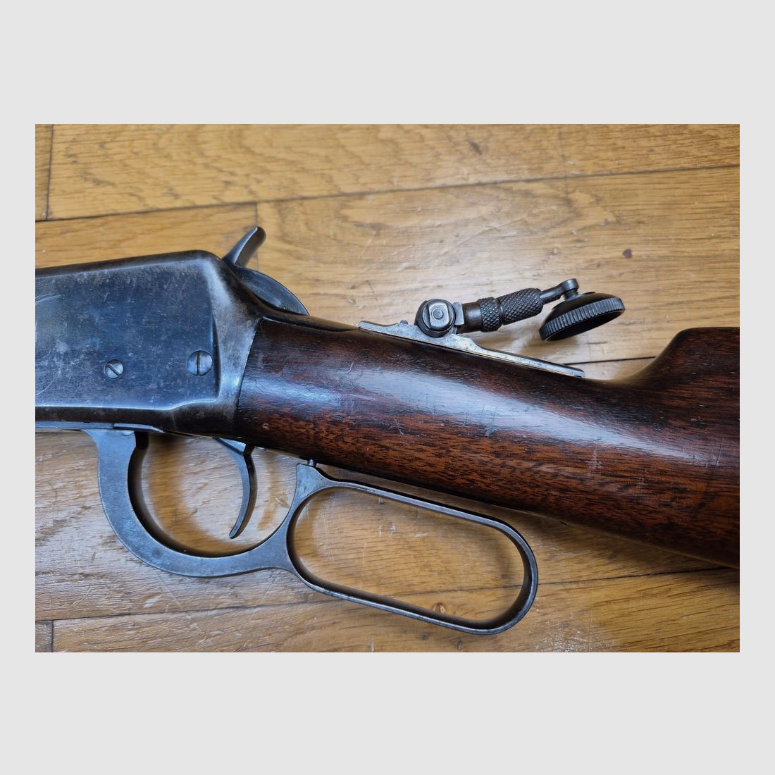 Sehr schöne Winchester Model 1894 – Version Büchse mit oktagonalem Lauf (!) – Herstellung Winchester New Haven von 1919 – Holz in Top-Zustand – Lauf superbe – Mechanismus einwandfrei – Wunderschöner Lyman N° 2 Diopter aus der Zeit – Sehr schöne Markierungen auf schönem Brünierung – Wunderschönes Sammlerstück! – TBE ++, Bild 26 von 33