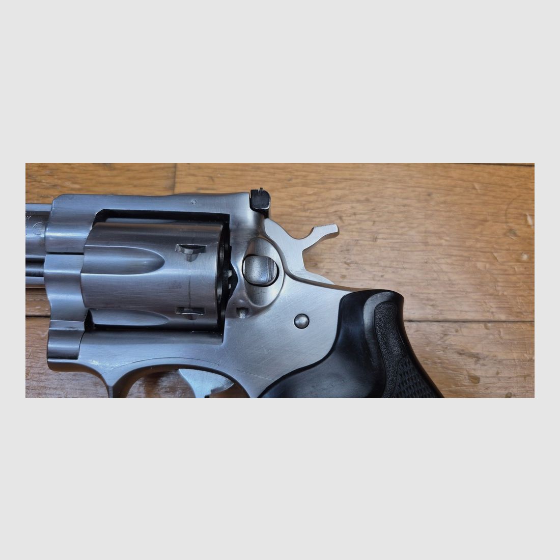 Sehr schöner Revolver Sturm Ruger Security-Six — Kal. .357 Magnum — Weniger verbreitete Edelstahl-Finish in sechs Zoll — Waffe aus Ende 1981 / Anfang 1982 — Immer noch die beste Zeit von Bill Ruger — Sehr sehr schöner physischer Zustand des ästhetischen und mechanischen Athleten! — Pachmayr-Griffschalen — Spiegel-Lauf — Ein Klassiker, der in Edelstahl und in sechs Zoll selten geworden ist — TBE+ / TBE++, Bild 24 von 28
