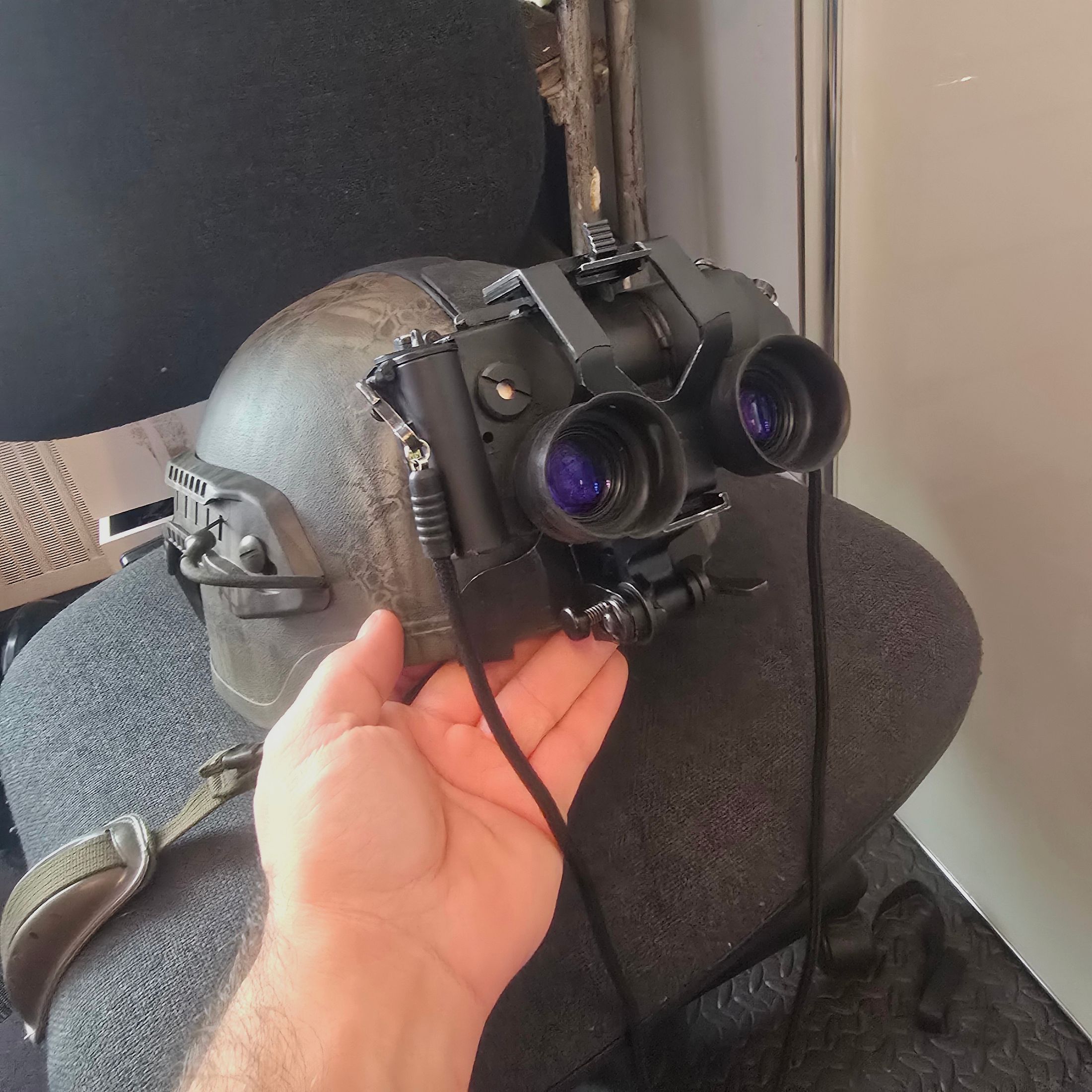 Night vision device residual light amplifier with helmet mount and carrying cap, so for wearing without a helmet