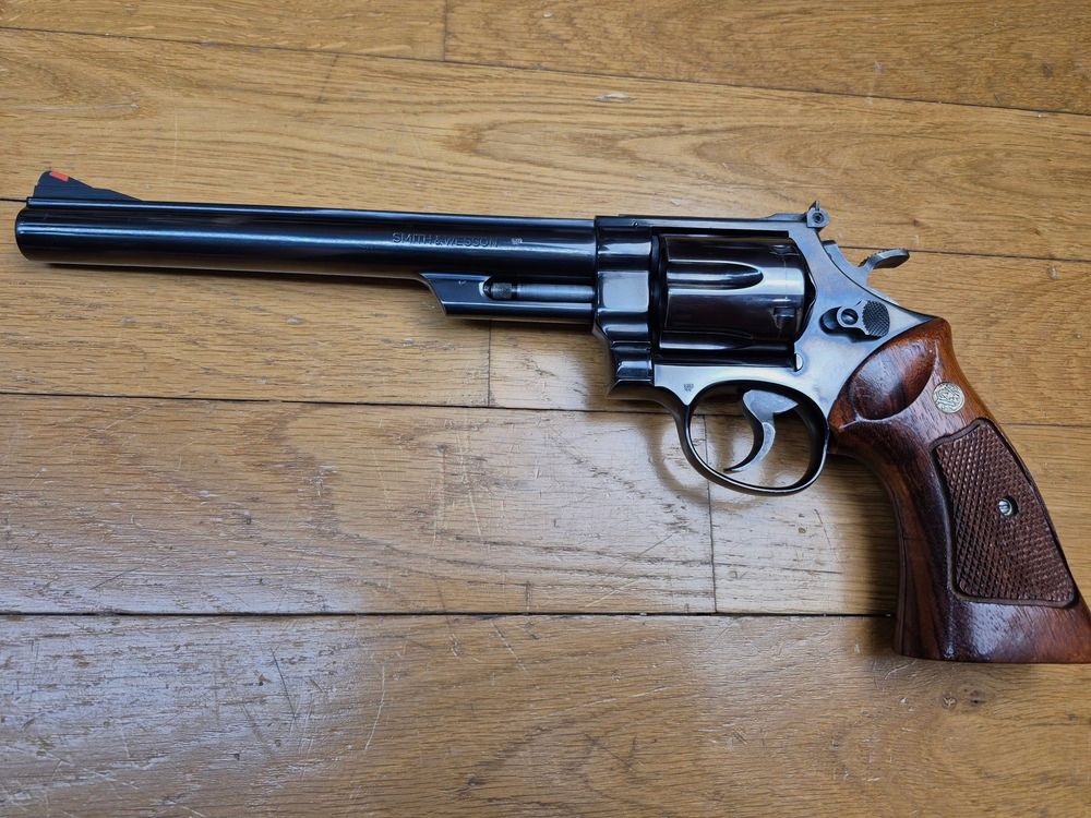 Schreck der Bären! – Revolver Smith & Wesson M29-2 – Kal. .44Mag – Lauf 8&prime; 3/8 Zoll – Der längste im Katalog! – Außergewöhnliche brünierte Oberfläche – Waffe von 1980 – Atemberaubende Mechanik und heute nicht mehr erhältlich – Filmmythos ebenso wie Waffe! TBE++!, Bild 2 von 27