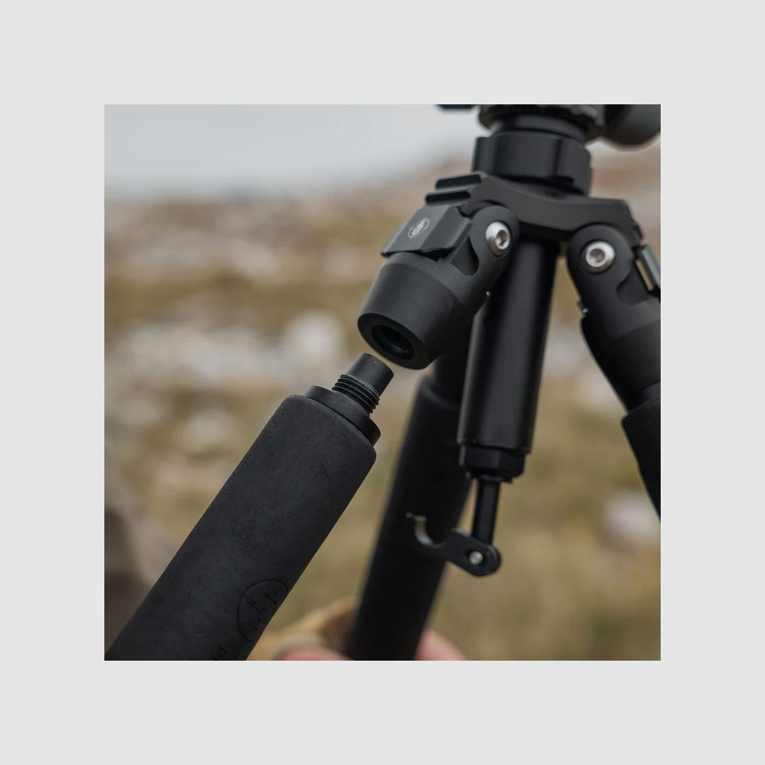 Spartan Precision Equipment Ascent Tripod™ Gen 2 Woodland mit Davros Pro Head™ und Trekkingstockgriffen