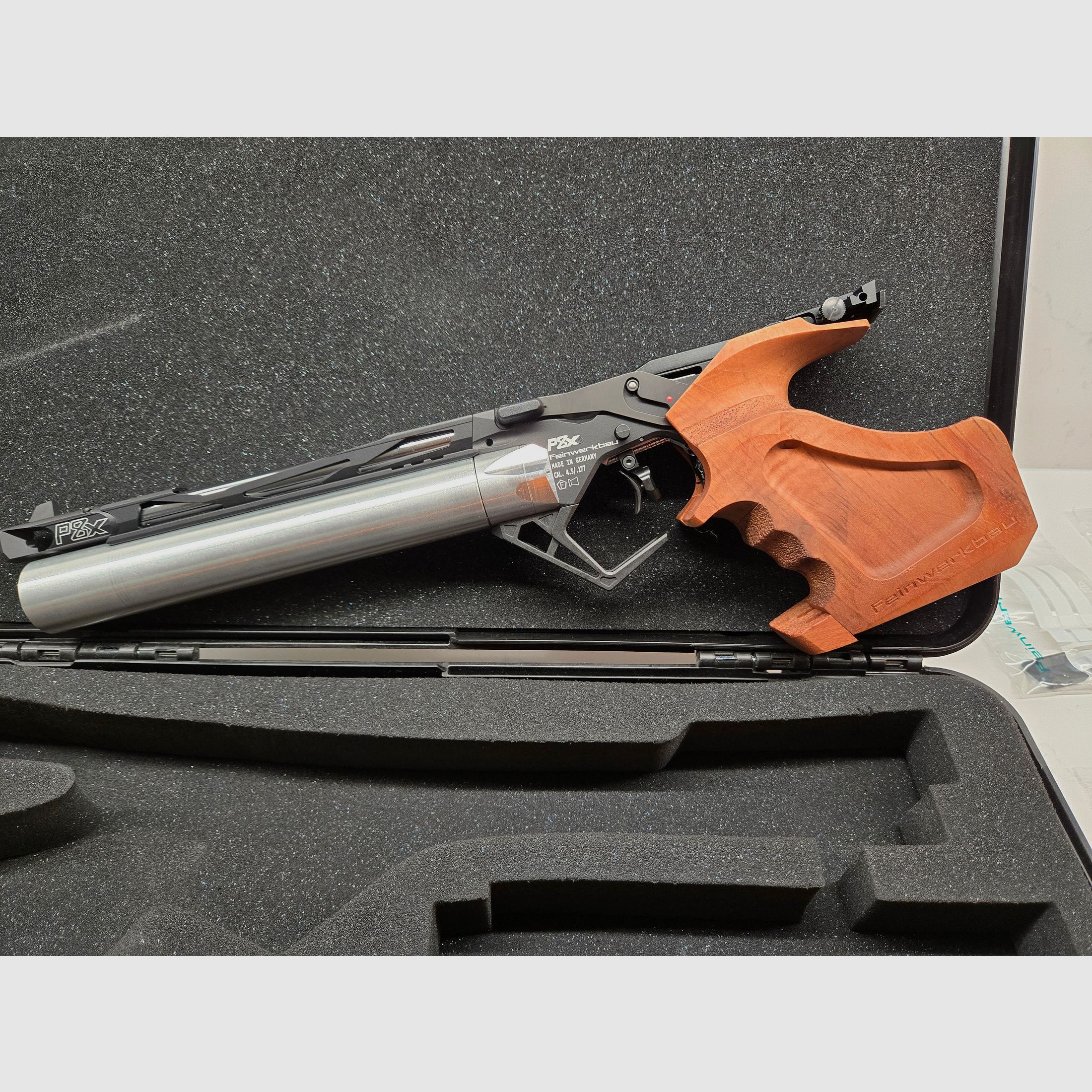 Match air pistol Feinwerkbau P8X (grip M) as good as new with accessories