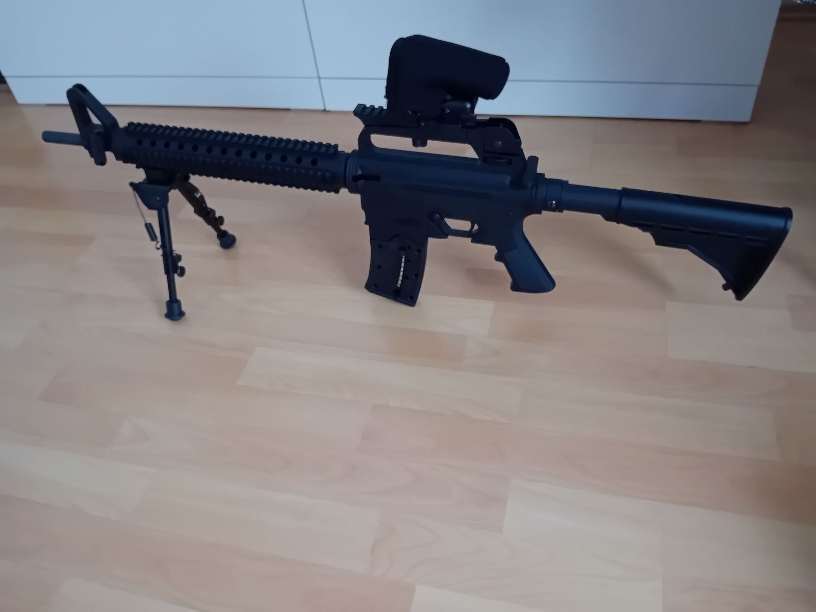 Mossberg rifle semiautomática International 715t .22lr (16.25") incluido 3 cargadores y visor de punto luminoso Falke II NV