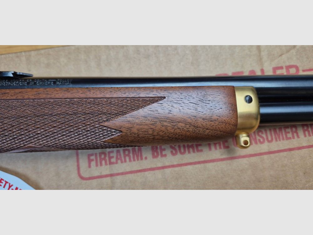 Wunderschöne Unterhebelrepetierbüchse Marlin Modell 1894 S – Sehr seltene Gedenkserie „Sheriff Bat Masterson“ – Exemplar 031 von nur 500 produzierten – Waffe von 1994 – Stempel ‚JM‘ für Marlin von Marlin – Kal. .44 mag – 9+1 Schuss – Nussbaumholz von höherer Qualität mit hausgemachter, stoßdämpfender Schulterstütze – Traumhafte Mechanik – Lauf von 51 cm mit Micro-Grooves – Originalbox und Dokumente – Außergewöhnliches Stück in neuwertigem Zustand – TBE+++, Bild 9 von 37
