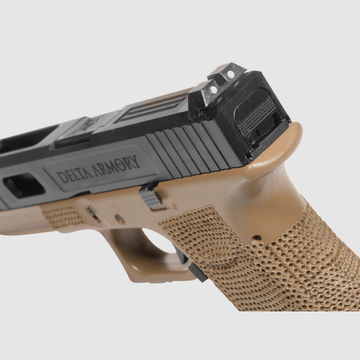P02 GBB Airsoft Pistool met Grip Stippling in Tan | Delta Armory