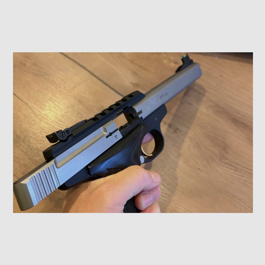 Browning Buck Mark Stainless UDX .22lr met Picatinny rail