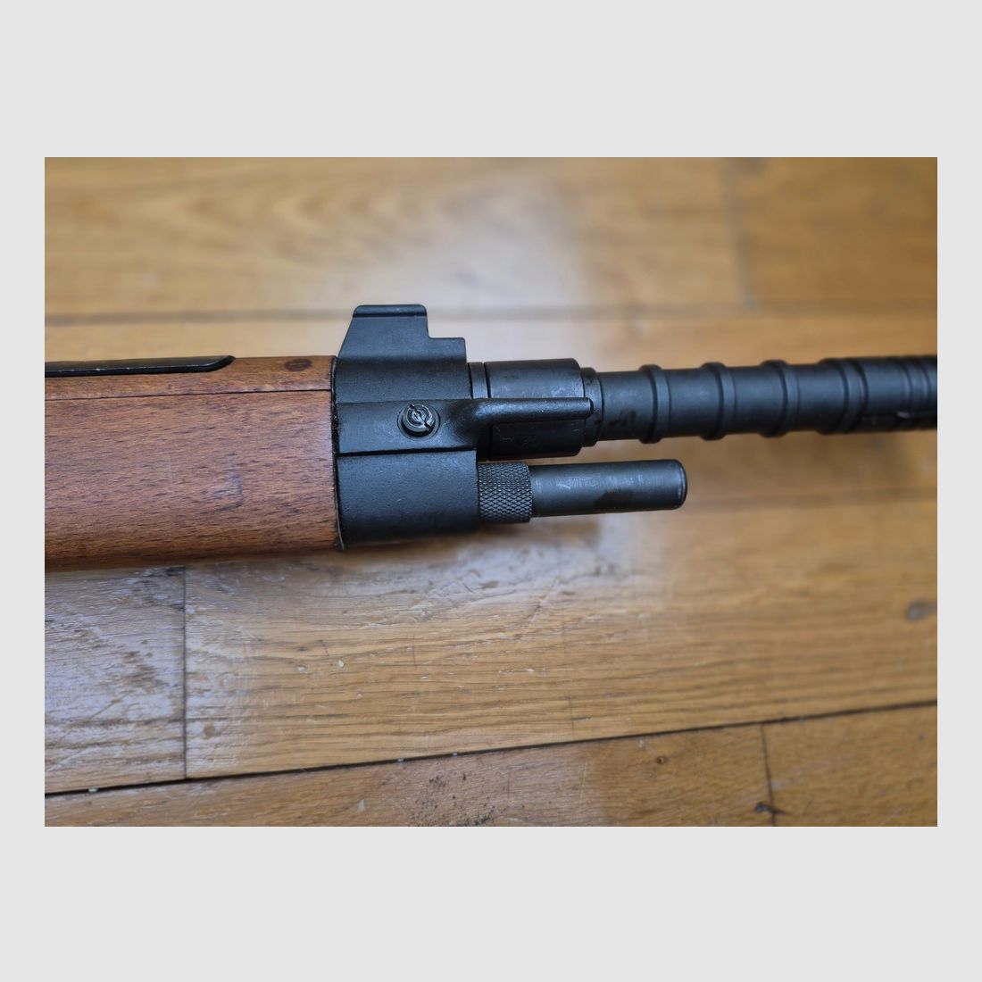 Splendide et peu courant fusil Mas 36-51- Calibre d&rsquo;origine 7,5×54 MAS – Intégralement Mono-matricule y compris baïonnette – Arme de 1956 – Canon à l&rsquo;état de neuf – Bretelle neuve -Nécessaire de nettoyage – Arme rare à collectionner en TBE+++ !, image 31 sur 32