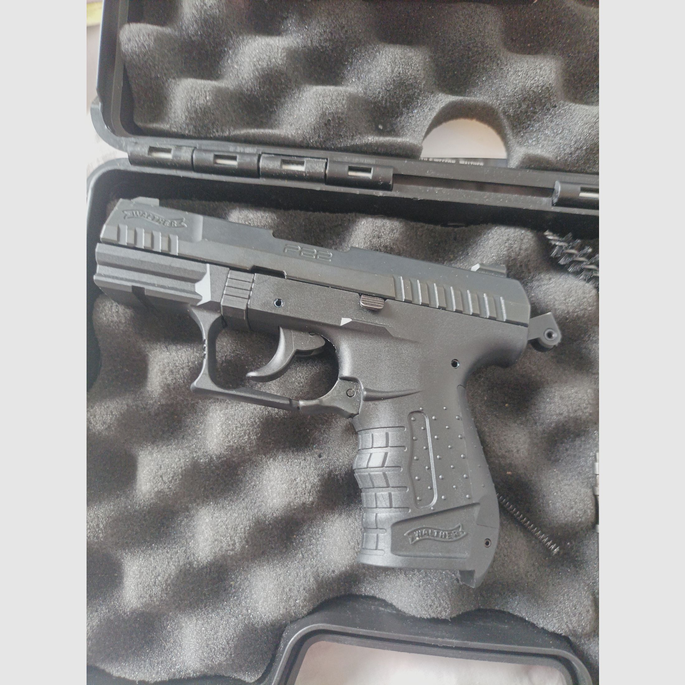 P22 Schreckschuss prêt avec 50 cartouches à blanc