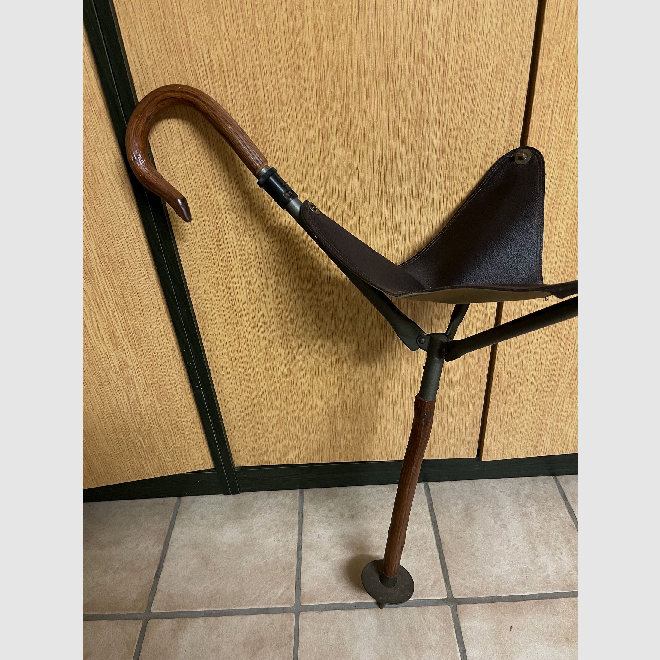 Sitzstock mit elegantem gebogenem Holzgriff