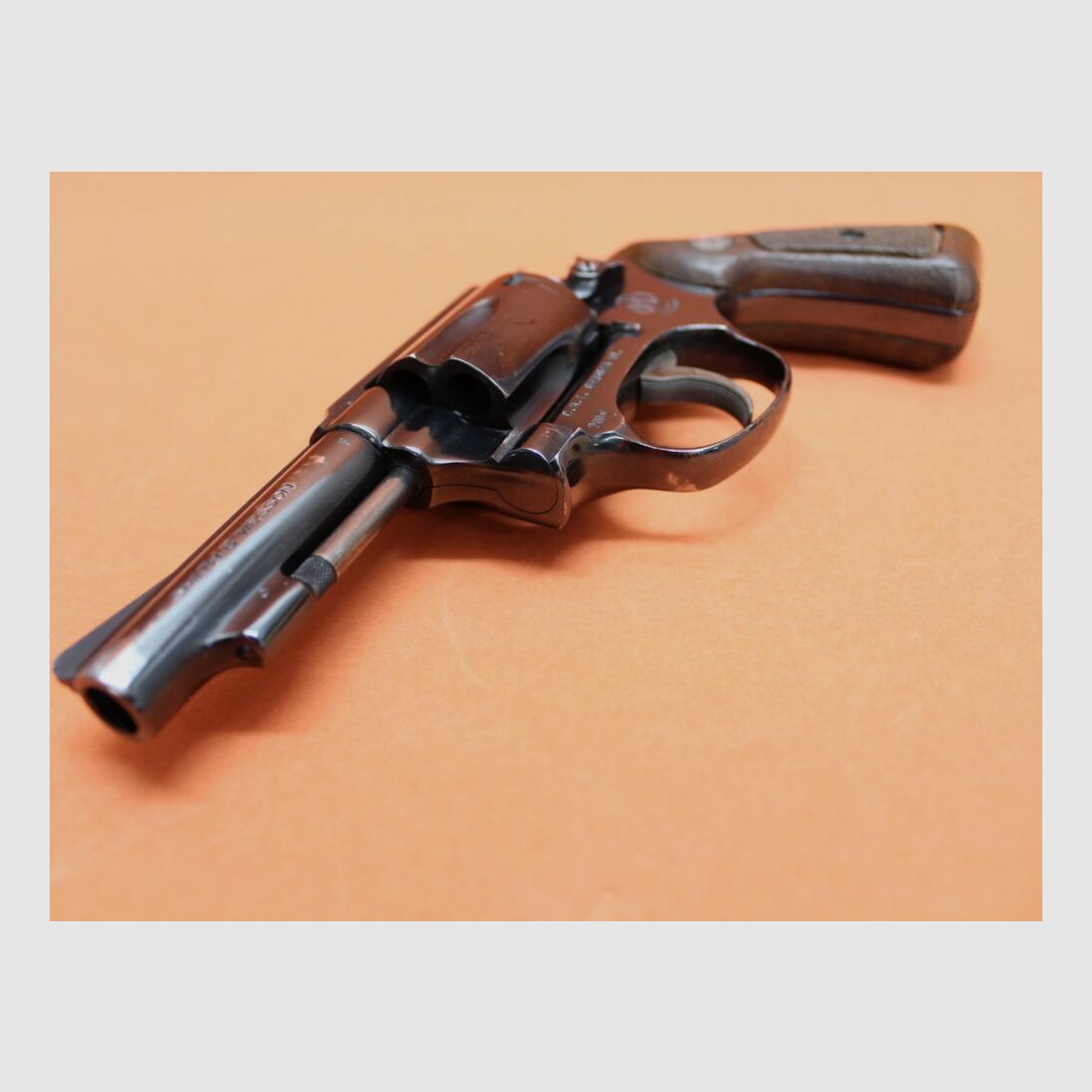 Smith & Wesson Revolver .38 Special Smith & Wesson/ S&W 36 Chiefs Special blued, 3" barrel/ wooden grip used weapon