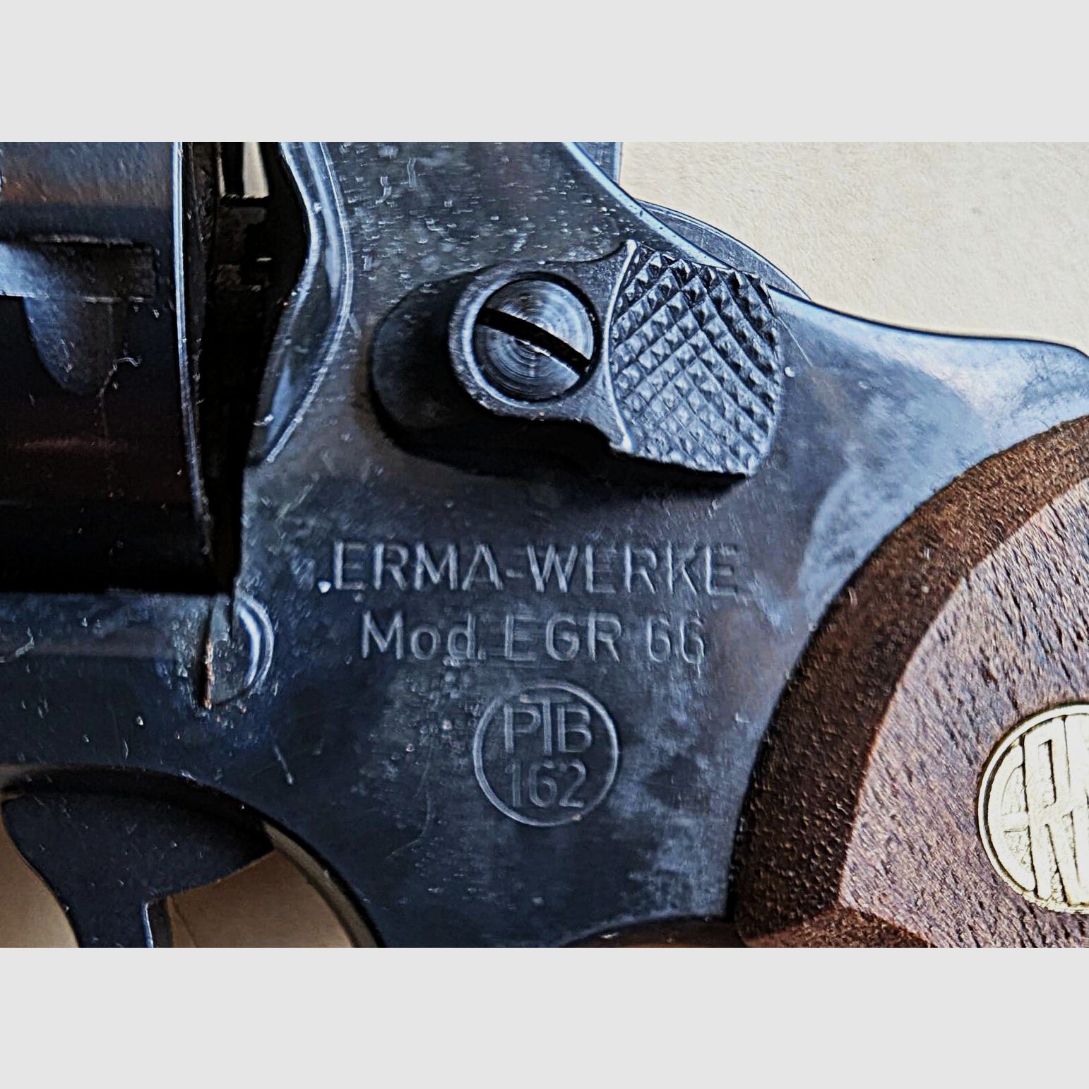 ERMA EGR 66 inkl. Abschußbecher und Erma Anstecknadel, Kaliber 9mm Gas- und Platzpatronen