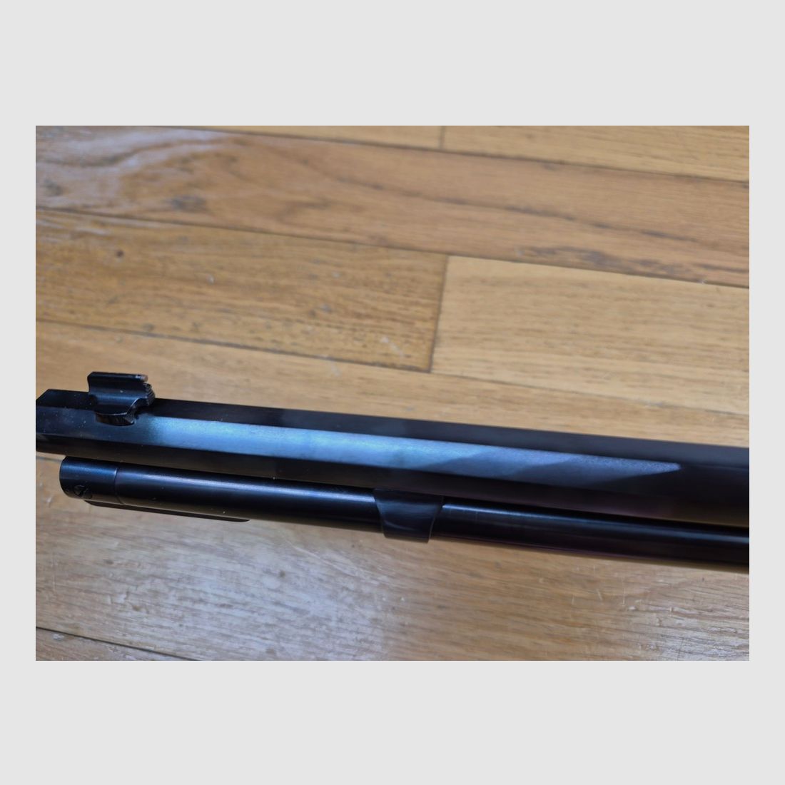 Splendide « carabine » Winchester 1892 – Version « rifle » / fusil à canon octogonal – Rare modèle Take down – Cal .44-40 en 10+1 coups – Finitions Miroku Japon – Série limitée 2 x 251 exemplaires- Beaux bois en noyer grade V ou VI – Boite d&rsquo;origine avec documents et cadenas – N&rsquo;a jamais tiré – Arme Neuve – TBE++++, image 27 sur 39