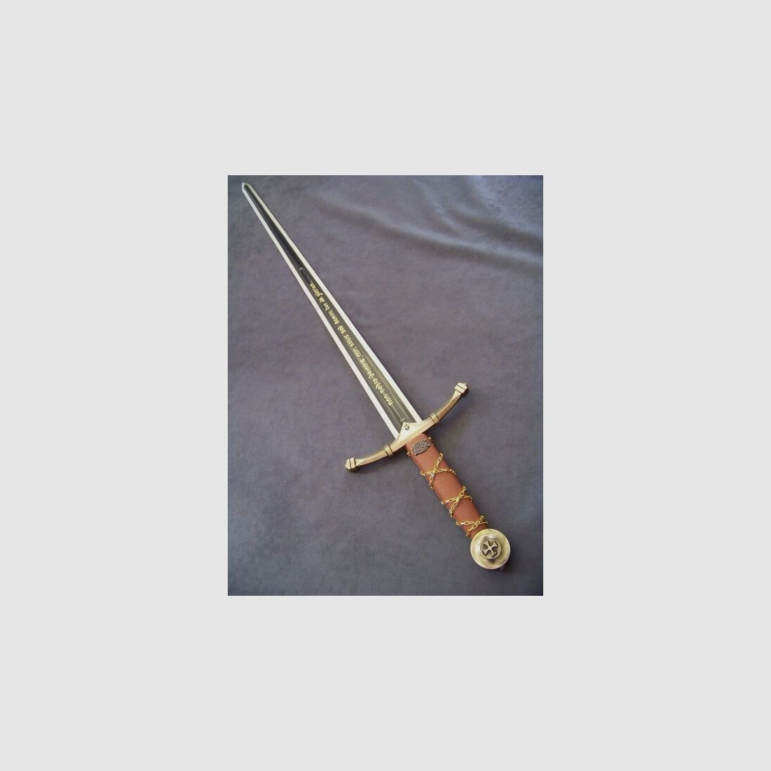 Schwert der Ritter mit Kette über dem Ledergriff , lateinischer Satz auf der Klinge