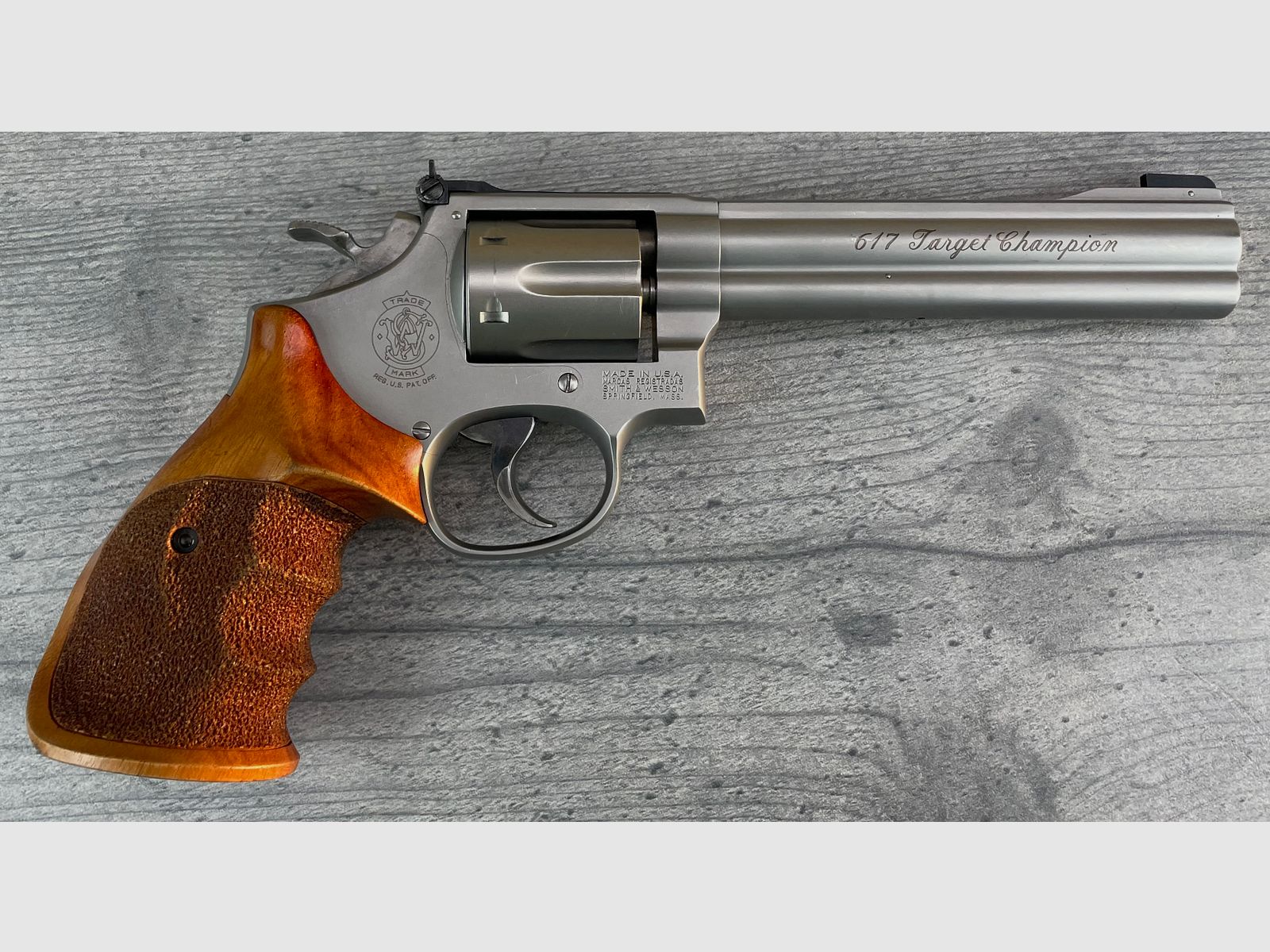 Smith & Wesson Mod. 617-1 Target Champion .22 l.r. impugnature in legno