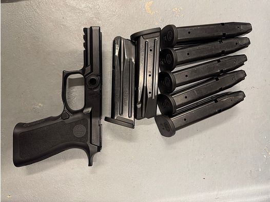 Accessories SIG P250/ P320: XCarry grip module and 7x 17 round full-size magazines (all original SIG)