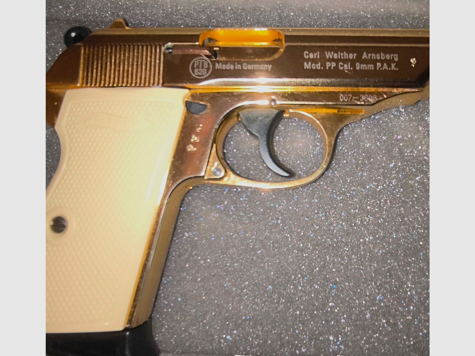 ⚠️ Attenzione svendita collezione, tutto deve andare, prezzo trattabile!! ⚠️ Collezionisti e fan di James Bond, vera rarità degli anni '90 - pezzo da vetrina - edizione speciale limitata Walter PP Gold - GoldenEye con impugnature bianche & certificato & cassetta VHS e un ulteriore caricatore con fondo piatto, mai sparato, in condizioni impeccabili, assolutamente come nuovo!! Calibro 9mmPAK, PTB - 620 ⚠️ Attenzione spese di spedizione gratuite!!