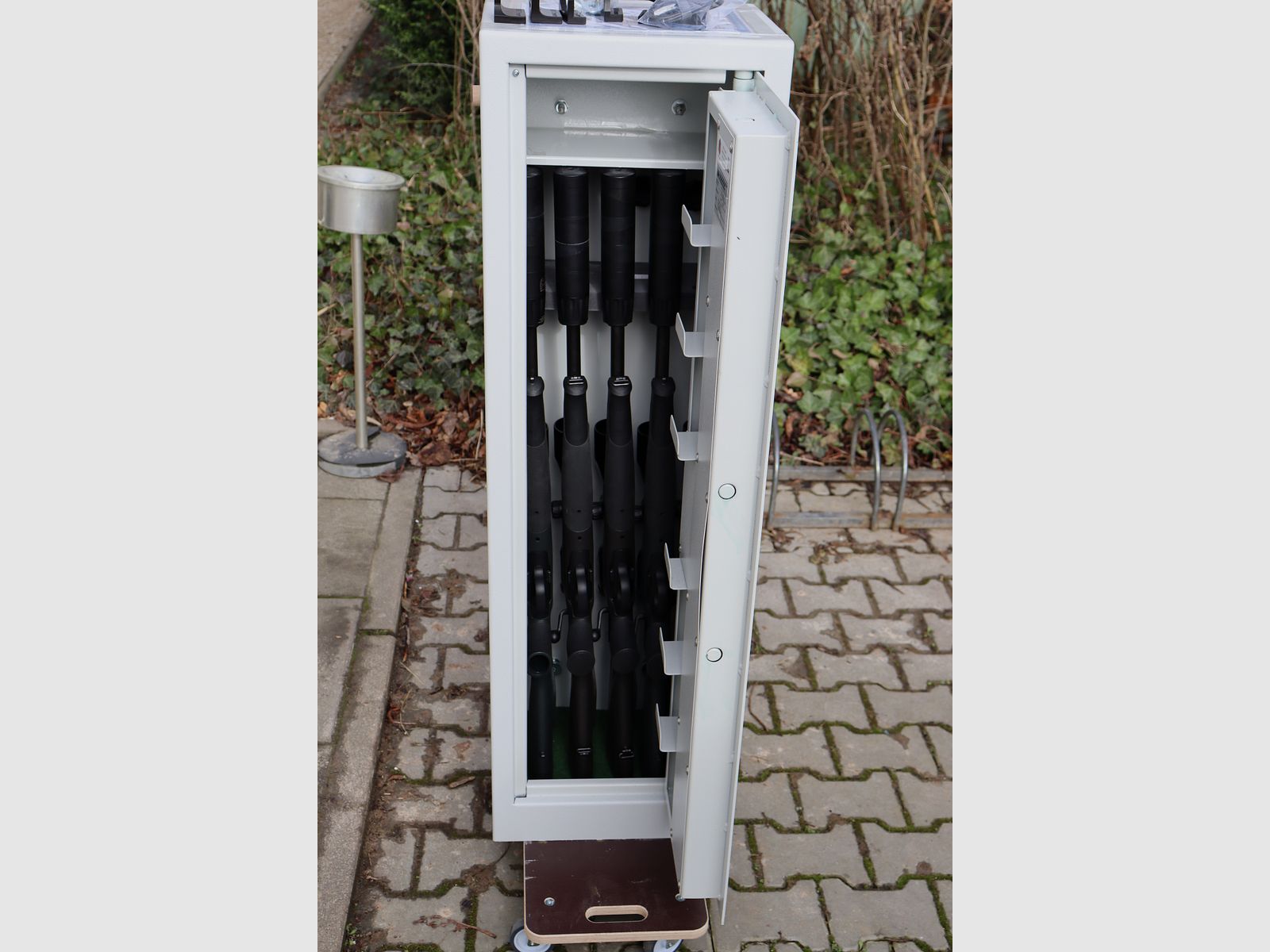 Gun cabinet SHOOTER Overrun (1300x390x330) Class 0 EN 1143-1 for 5 long guns