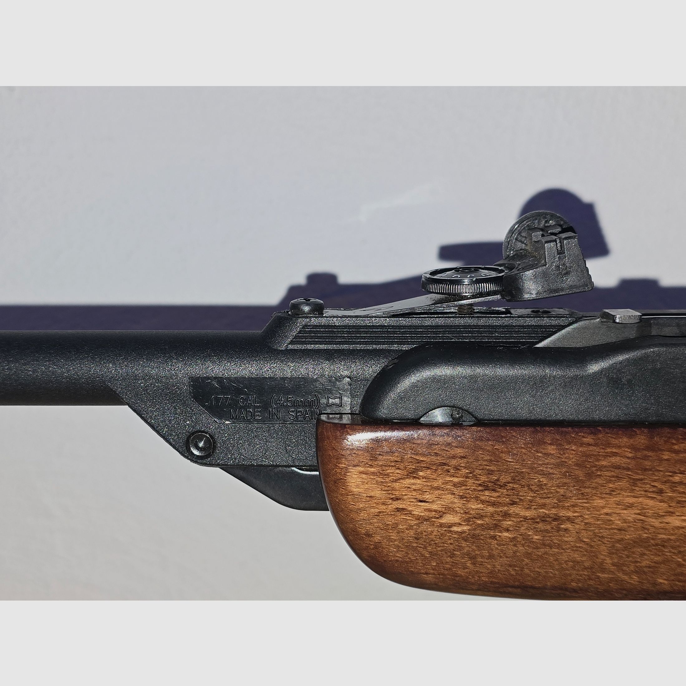 Carabina de aire comprimido GAMO MULTISHOT  8 disparos, con mira abierta en calibre 4,5 mm con 4 cargadores