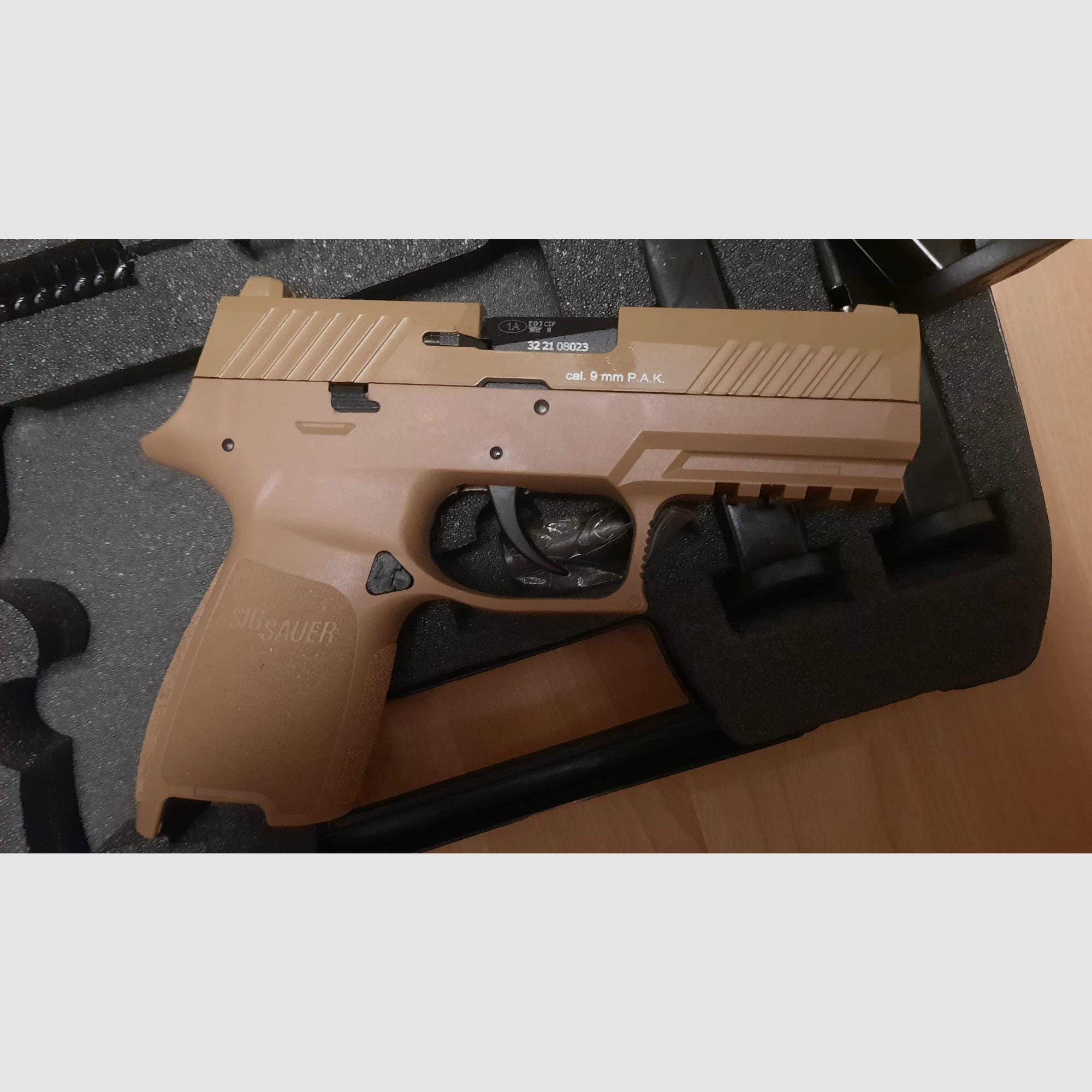 Sig Sauer P320 Schreckschusspistole Dark Earth 9 mm P.A.K. mit 2 extra Magazinen