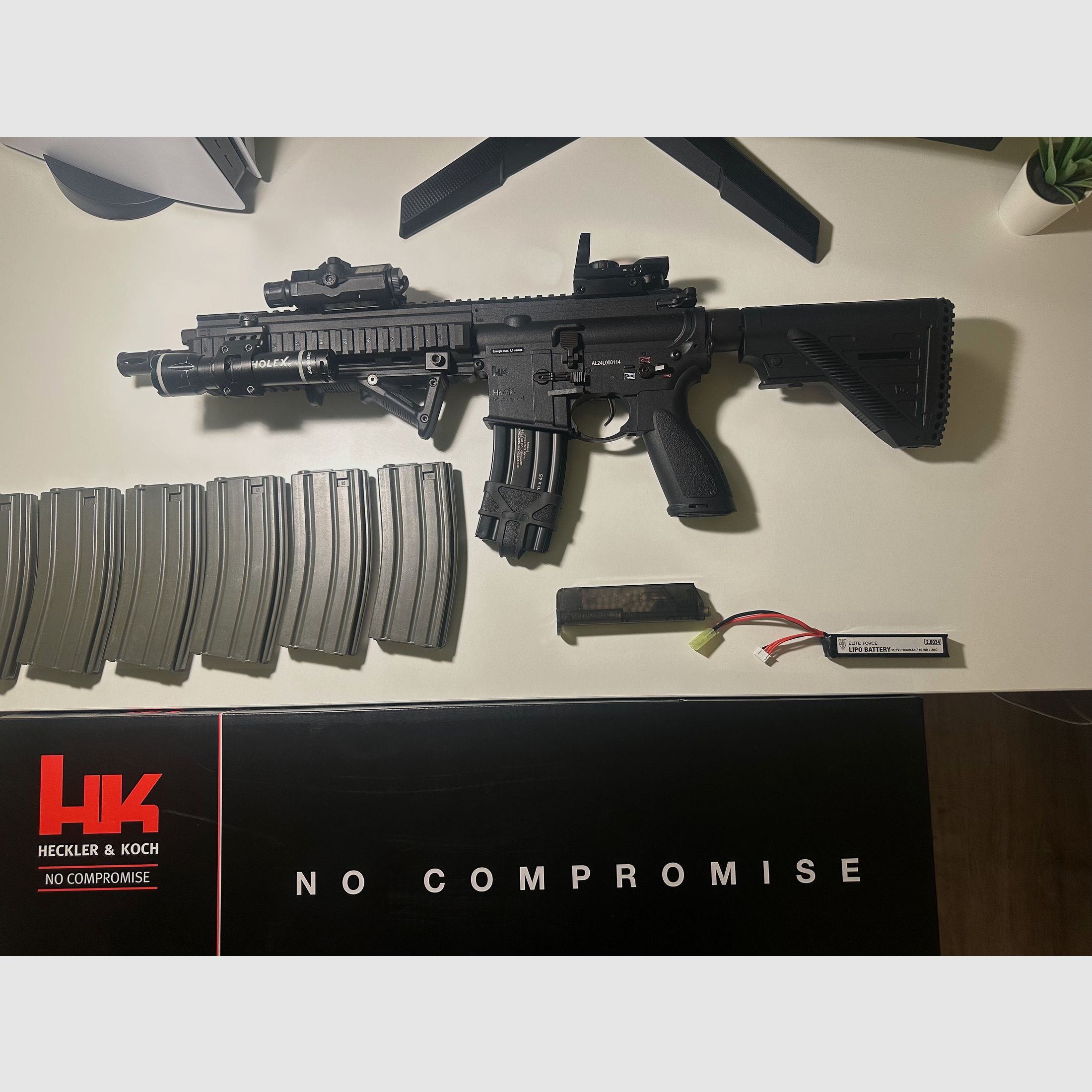 HK 416 Airsoft S-AEG / Very much accessories / 1.3 Joules / 1A condition / With warranty, original packaging and invoice / Ready to play