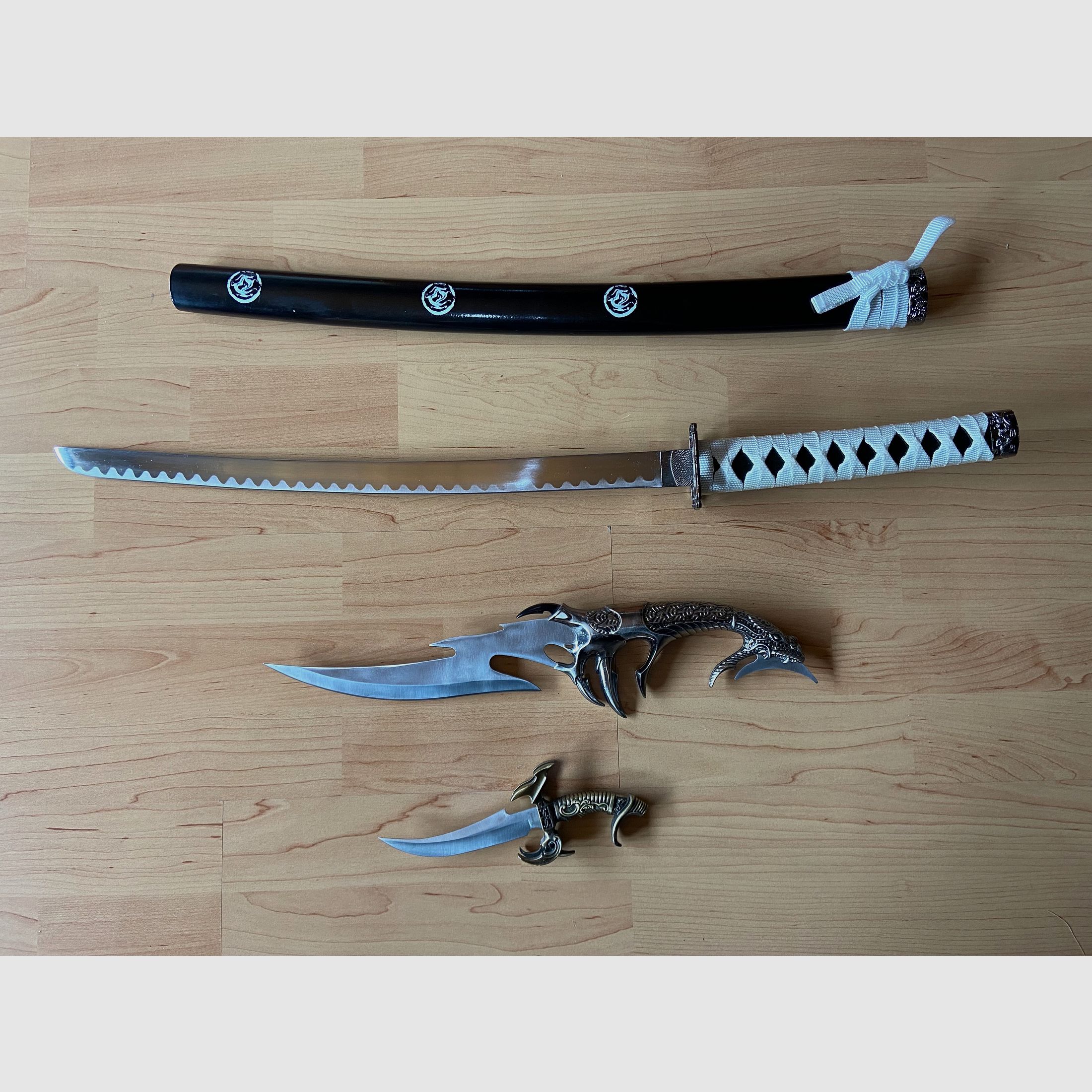 Samurai sword + fantasy knife used to like new