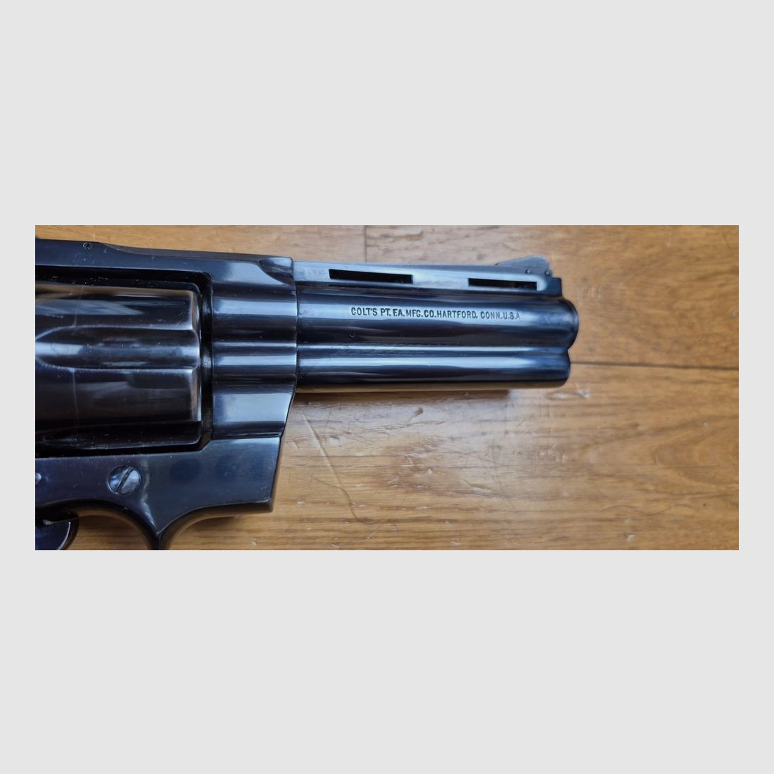 Wunderschöner Colt Python 357 Magnum – Lauf 4 Zoll – Anfängerwaffe 1973 in Spitzenfinish – Zweites Set Pachmayr-Griffe – Gebrauchte Waffe in mehr als sehr gutem Zustand – TBE+, Bild 7 von 23