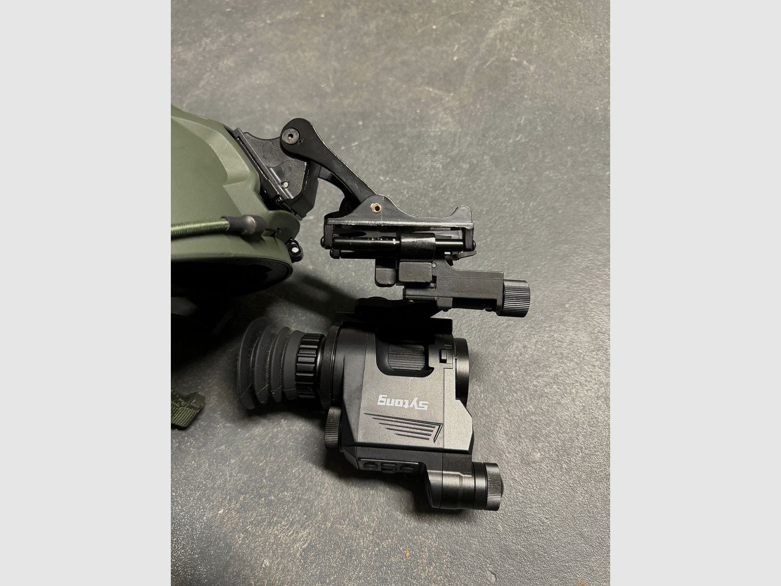 Nachtsichtgerät Waffen- und Helmmontage Sytong HT 66 German Ed. mit IR Strahler und Helmadapter