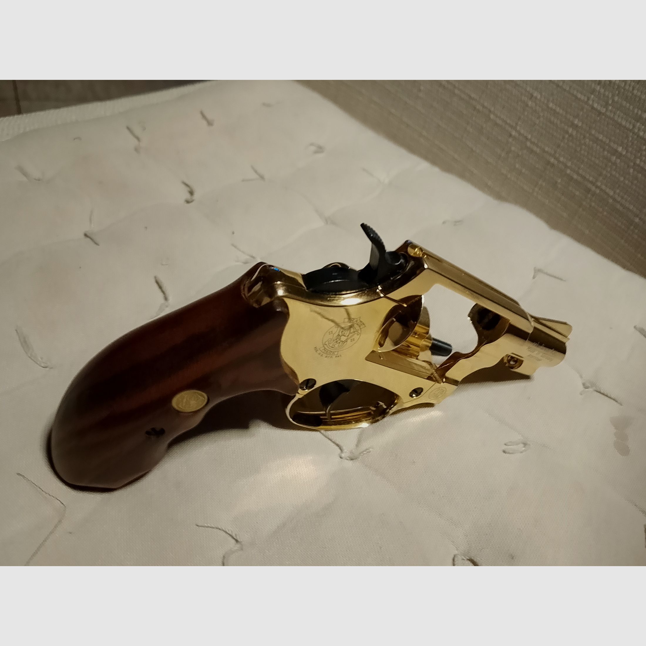 Revólver Smith & Wesson Chiefs Special 9 mm R.K., dorado de 24 quilates, empuñaduras de madera