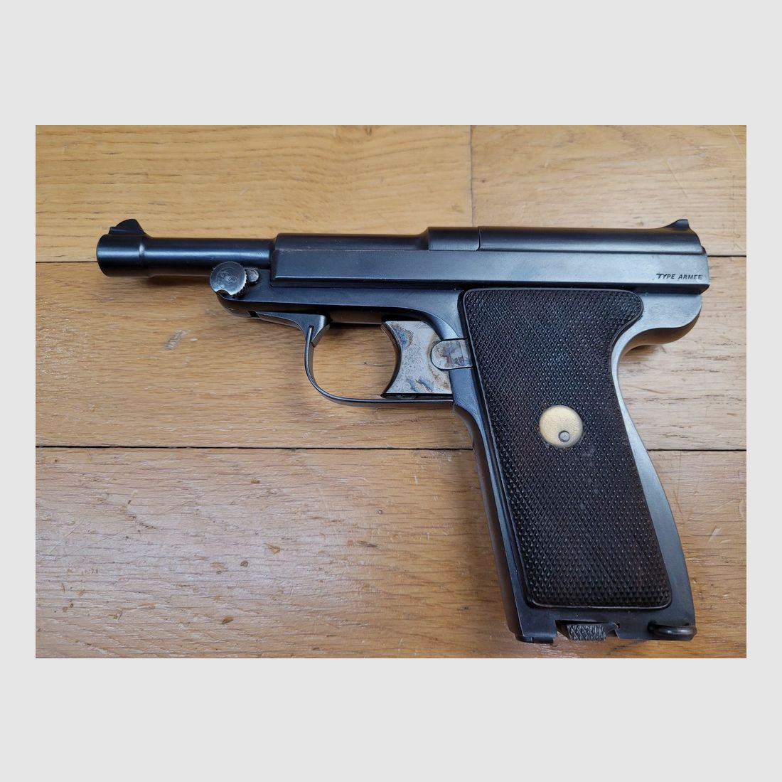 Martial und sehr seltener Pistol Le Français Typ Armee des ersten Typs – Weniger als 600 produzierte Waffen – Kal. 9 Browning Long – Art Déco Perle – Bemerkenswerte Ausführungen – Originale, steife Brünierung – Perfekte Griffschalen – Spiegelkanal – Sehr angenehmer Abzug – Ein echtes französisches Parabellum – Museumszustand!, Bild 20 von 26
