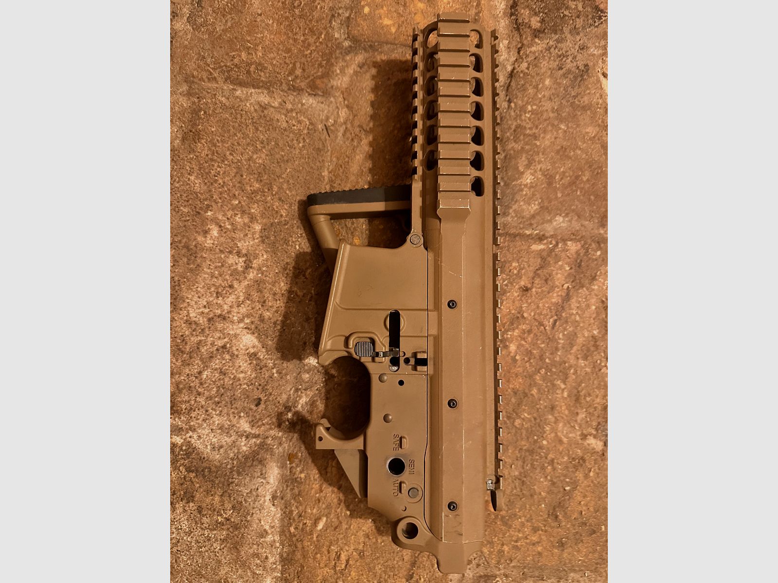 Airsoft obudowa GBB 6mmBB beżowa metalowa z składanym kolbą