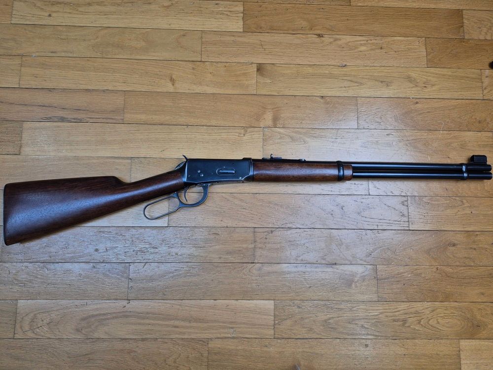 Splendida Winchester 94 – Fabbricazione eccezionale pre-1964 – Cal. .30.30 Win – Vera fabbricazione New Heaven Made in USA – Legno superbo con grana fine – Brunitura originale impeccabile – Mirino coccodrillo in acciaio forgiato (e non stampato) – Meccanica extra fluida – Gioco minimo – Canne sublime – Il top di Winchester in condizioni museali!, immagine 2 di 21