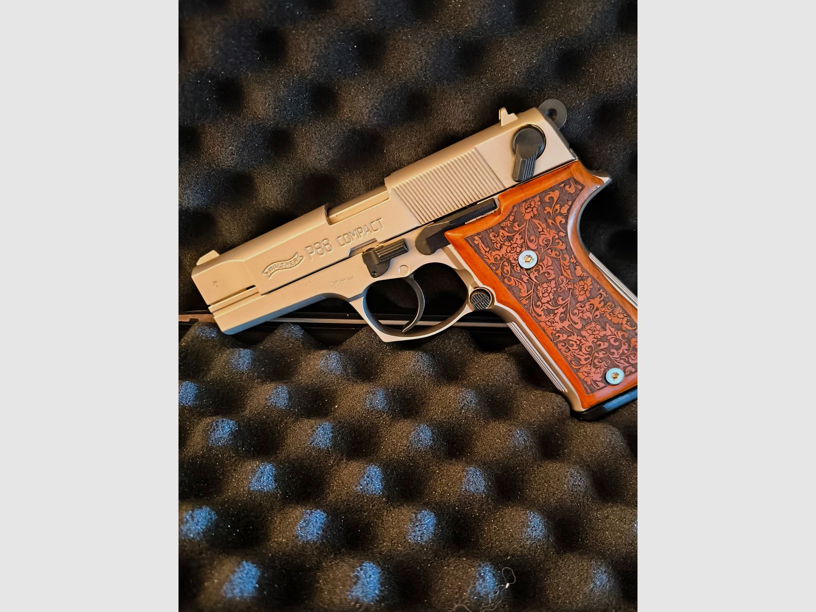 ⚠️ Atención coleccionistas de armas Walther - Pieza de vitrina - Walther P88 Compact Nickel con empuñaduras de madera y decoraciones en las empuñaduras de madera, PTB 764, calibre 9mmPAK, Solo se disparó un cargador para prueba y en estado funcional y óptico impecable, ¡como nuevo!!!