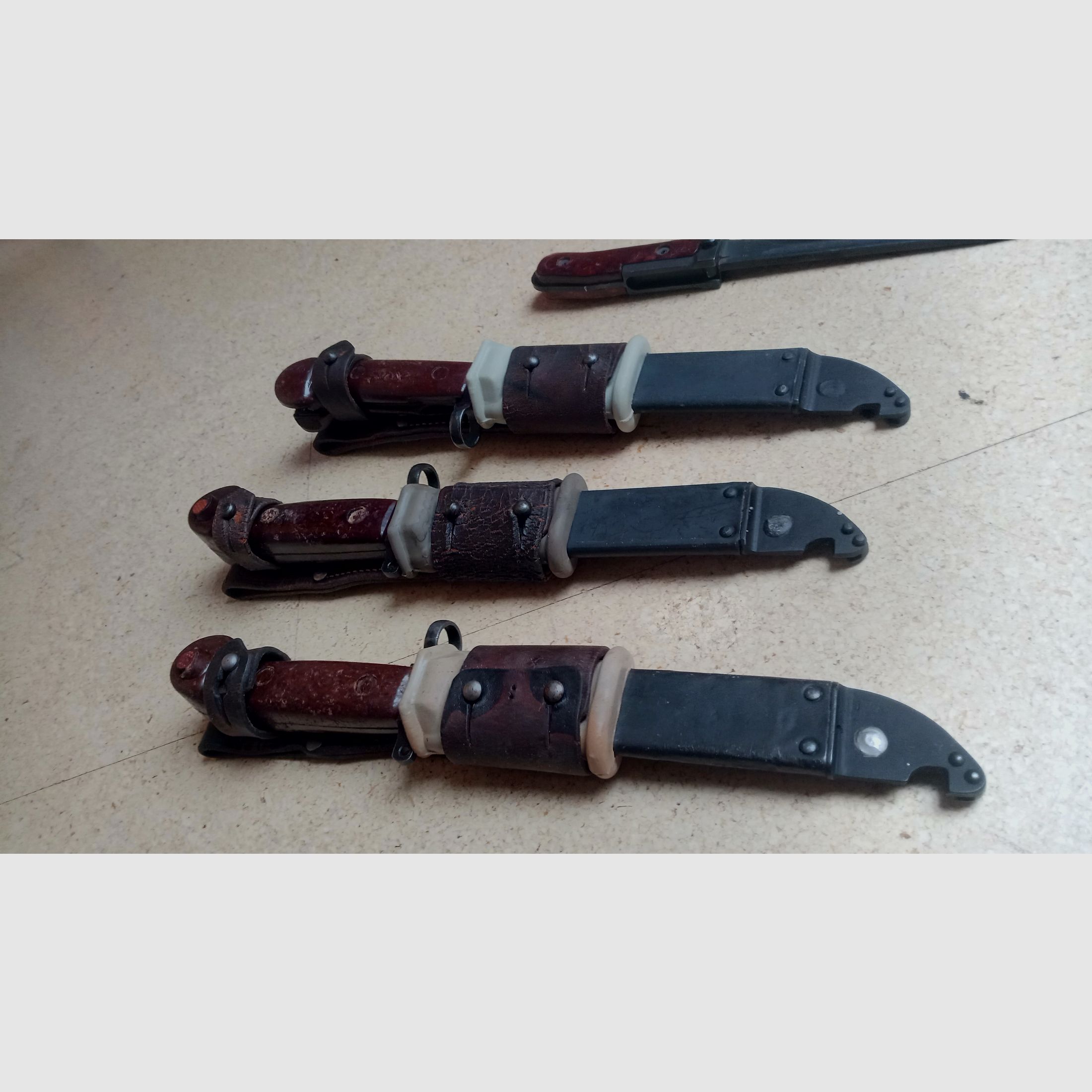 3 Rumänische 6h3 (6x3) AK Bajonette komplett inkl. Gummi Isolator und Leder Frosch  // AKM Bakelit Vintage