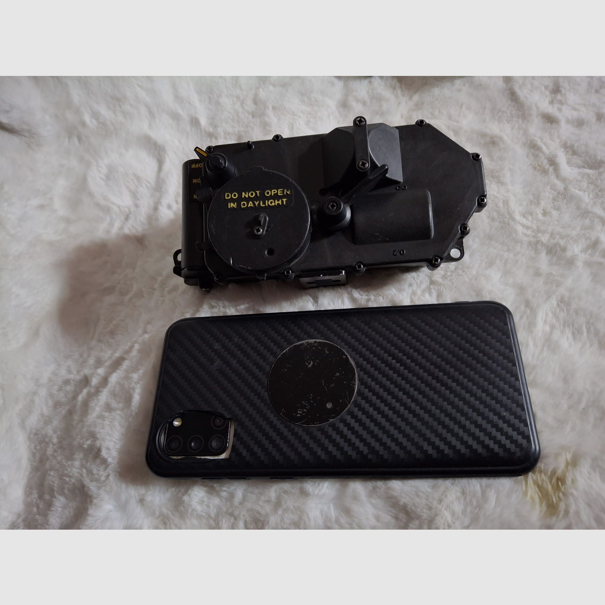 Night vision device residual light amplifier with helmet mount and carrying cap, so for wearing without a helmet