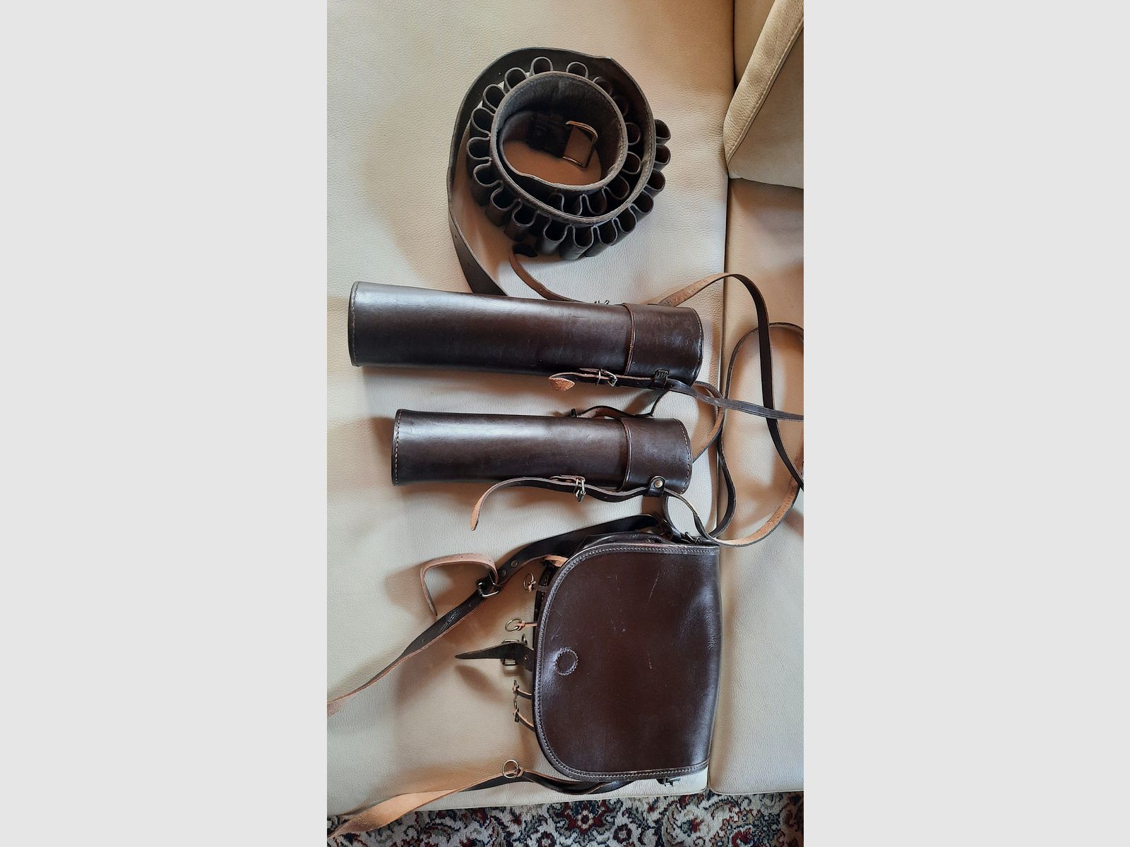 Lederset mit 2 Fernrohrköchern, einer Jagdtasche und einem Patronengurt
