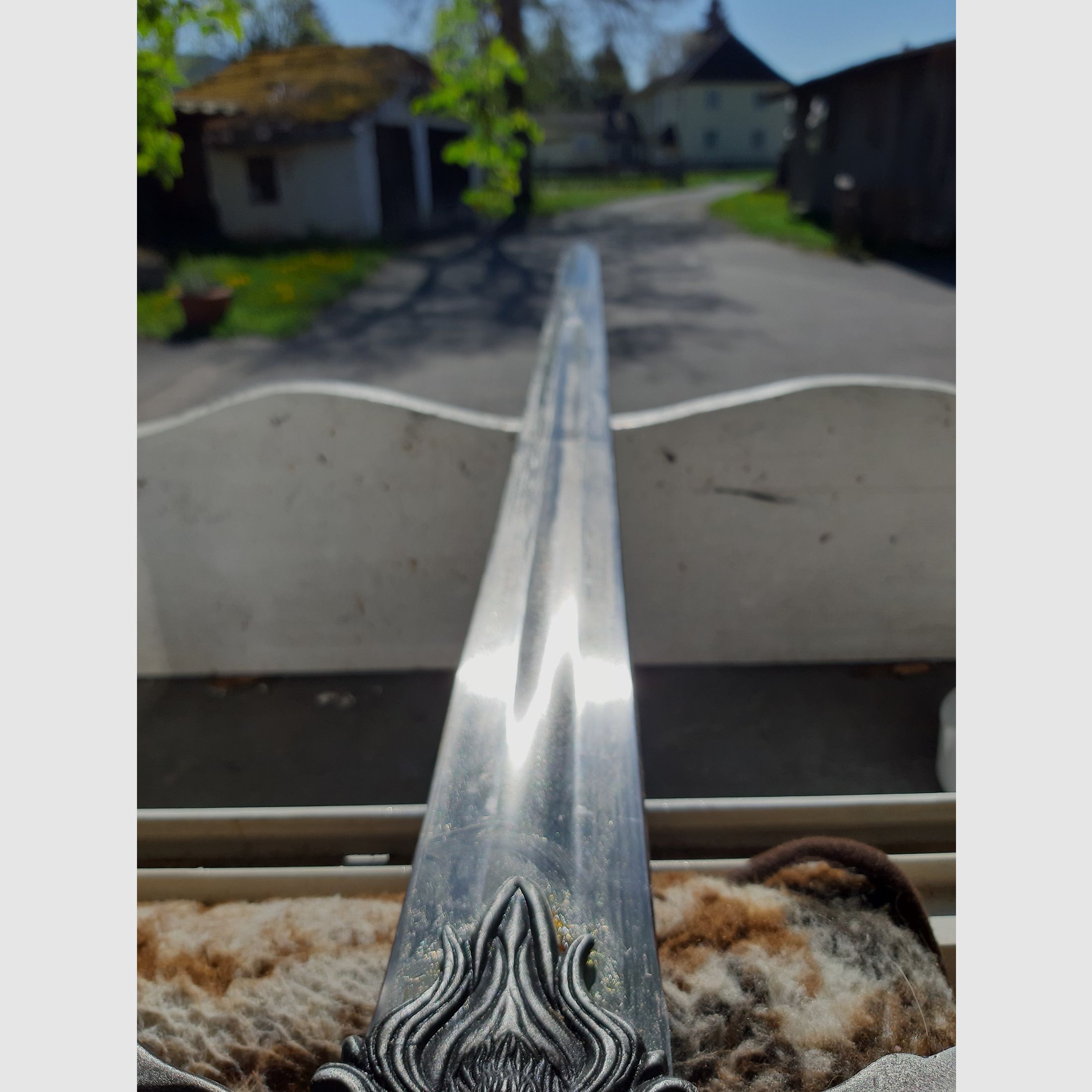 Das  Sagenumwobene  Schwert der KÖNIGE  " W I N D S O N G " ist Handgeschmiedet und scharf geschliffen, ein echter   EYECATCHER