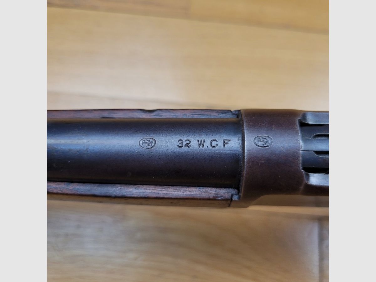 Sehr schöne Winchester Model 1892 – Version „Rifle“ mit rundem Lauf – in 32WCF – New Haven Waffen von 1906 – Schöne amerikanische Nussbaumholz – Sehr schöner Lauf und Mechanismus – Epochen-Hausse Marble – Sehr schöne Beschriftungen – TBE+, Bild 23 von 36